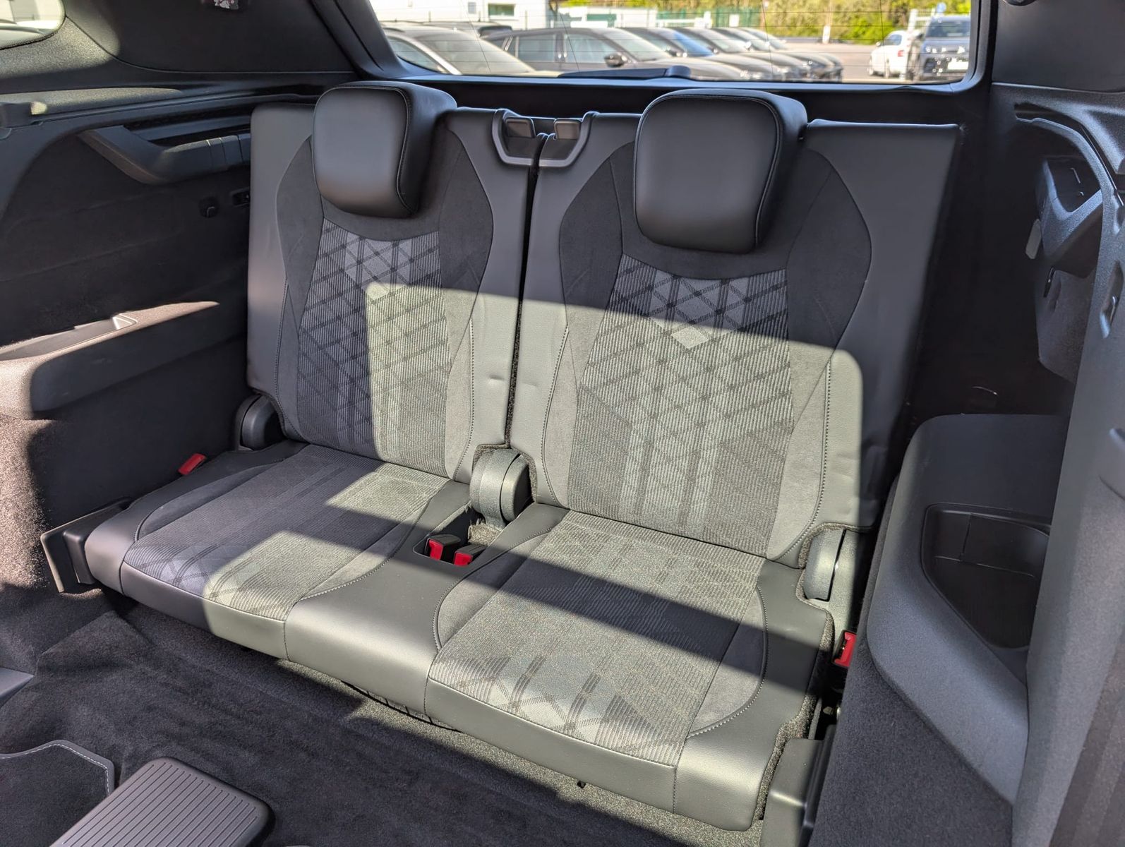 Fahrzeugabbildung Volkswagen Tayron 2.0TDI 4M R-Line 7Si*MATRIX*AHK*PANO*H&K
