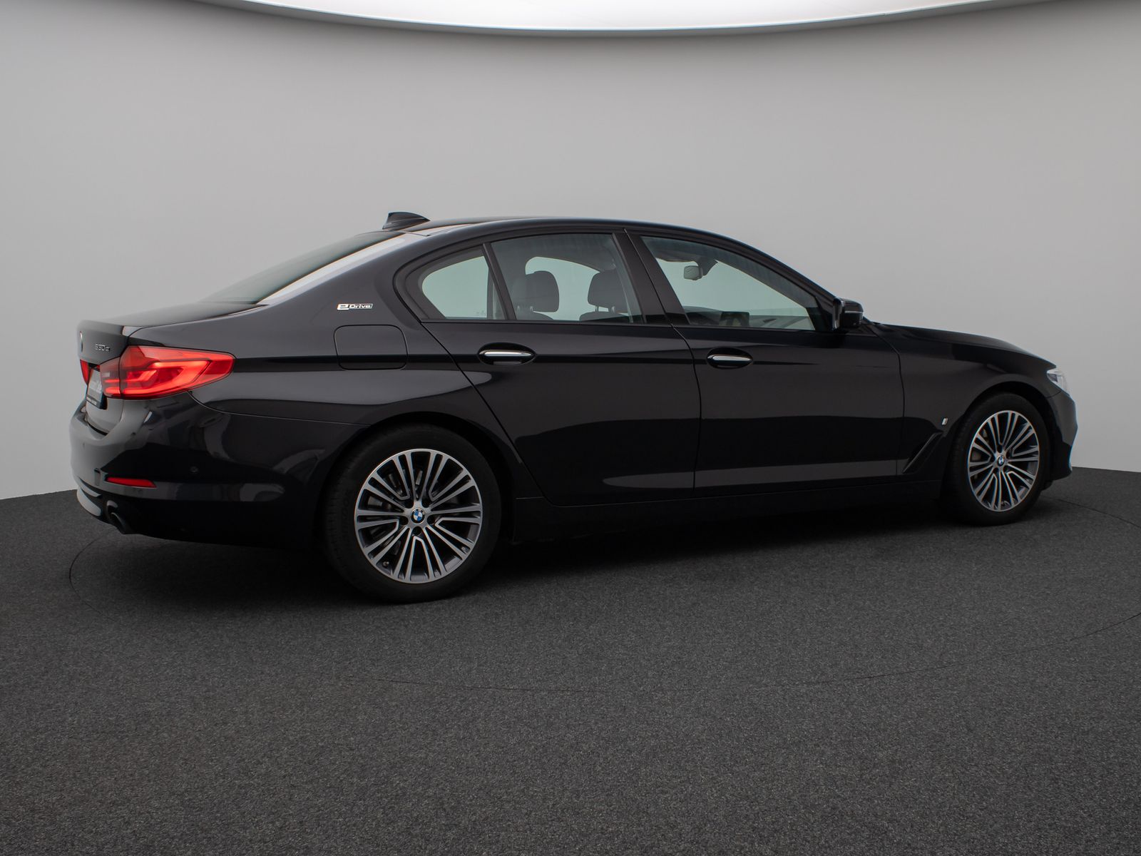 Fahrzeugabbildung BMW 530e iP Sport Line 360°HUD HiFi SoftCl Komfort