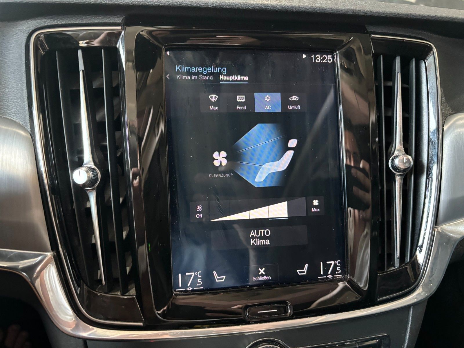 Fahrzeugabbildung Volvo V90 Momentum /KAMERA/PANO/AHK/SHZ/ACC++/LED