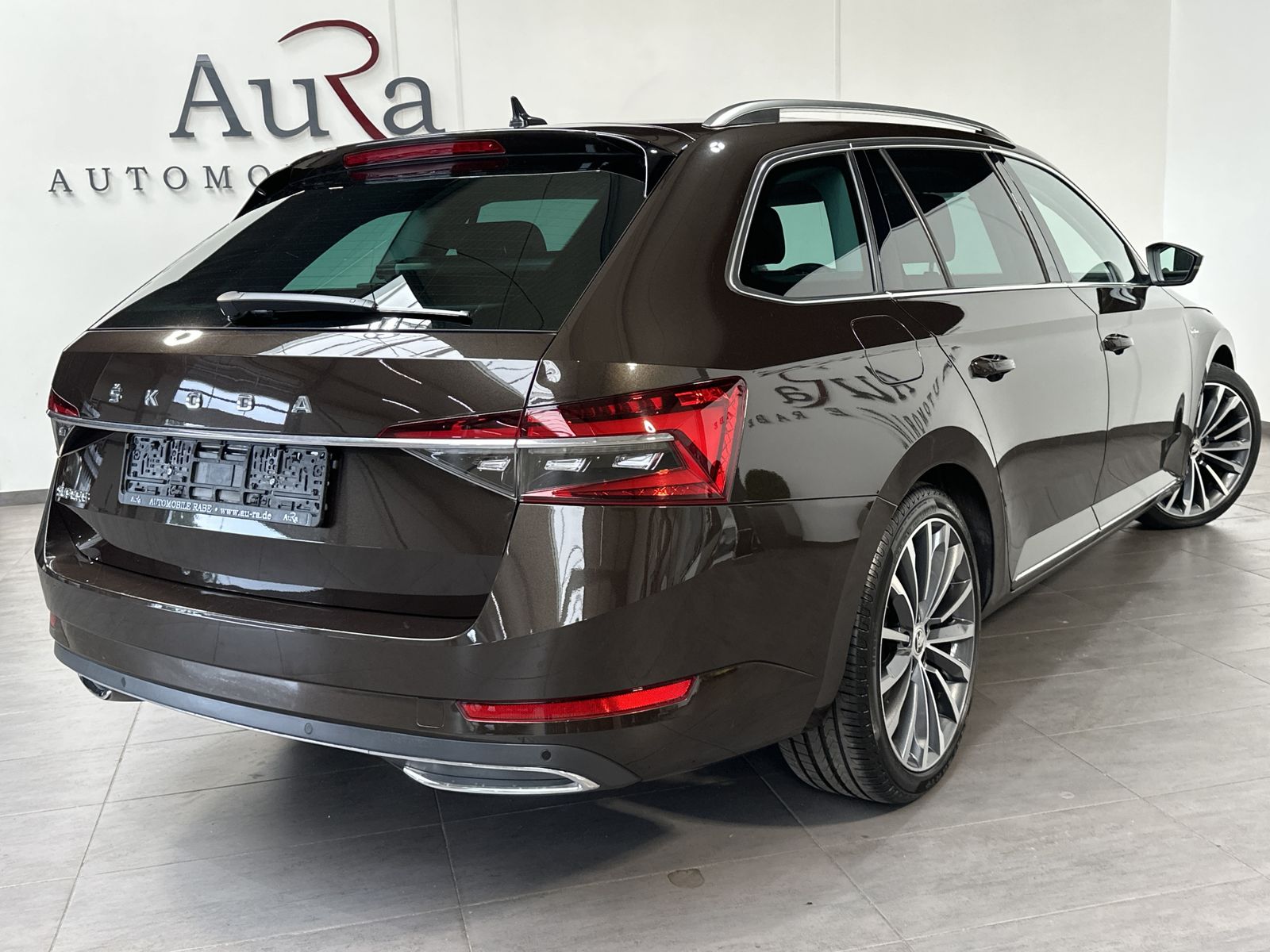 Fahrzeugabbildung SKODA Superb Combi 2.0 TDI DSG L&K NAV+LED+PANO+CANTON