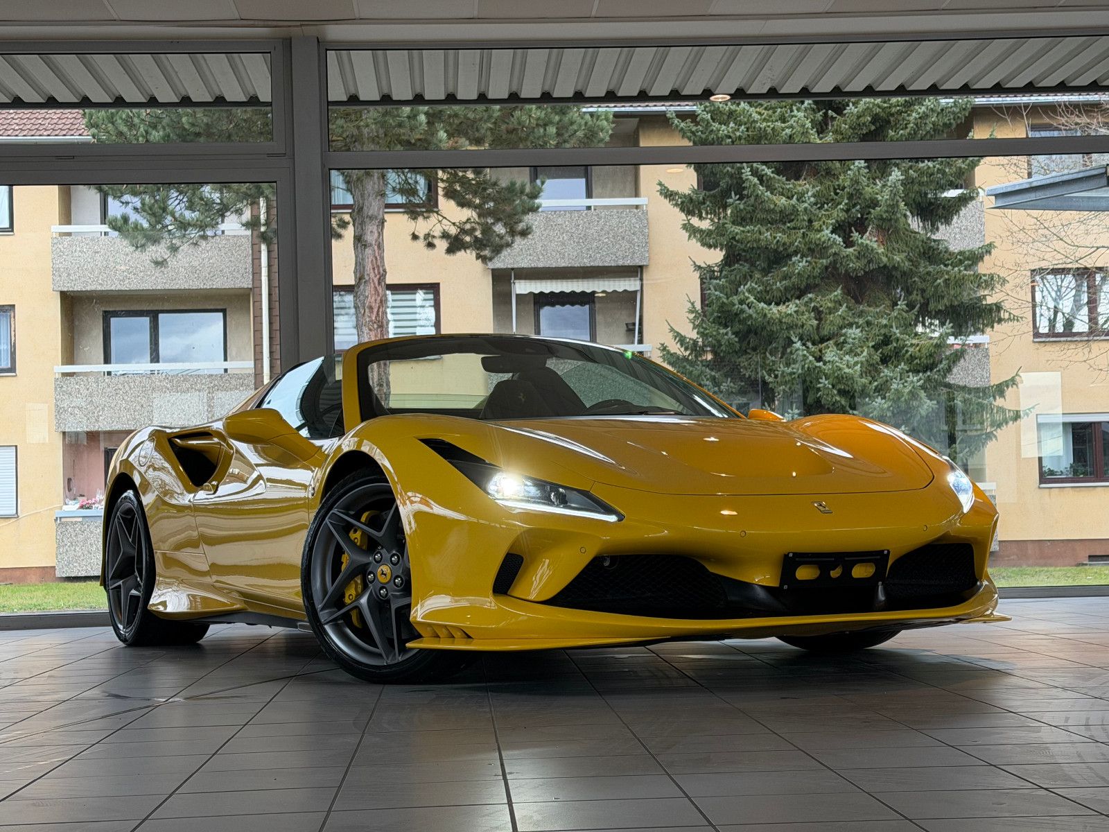Fahrzeugabbildung Ferrari F8 Spider /LIFT/KAMERA/CARBON-LED-LENK./MEMORY
