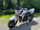 Suzuki GSR 750 mit Tieferlegung und MIVV Sportauspuff