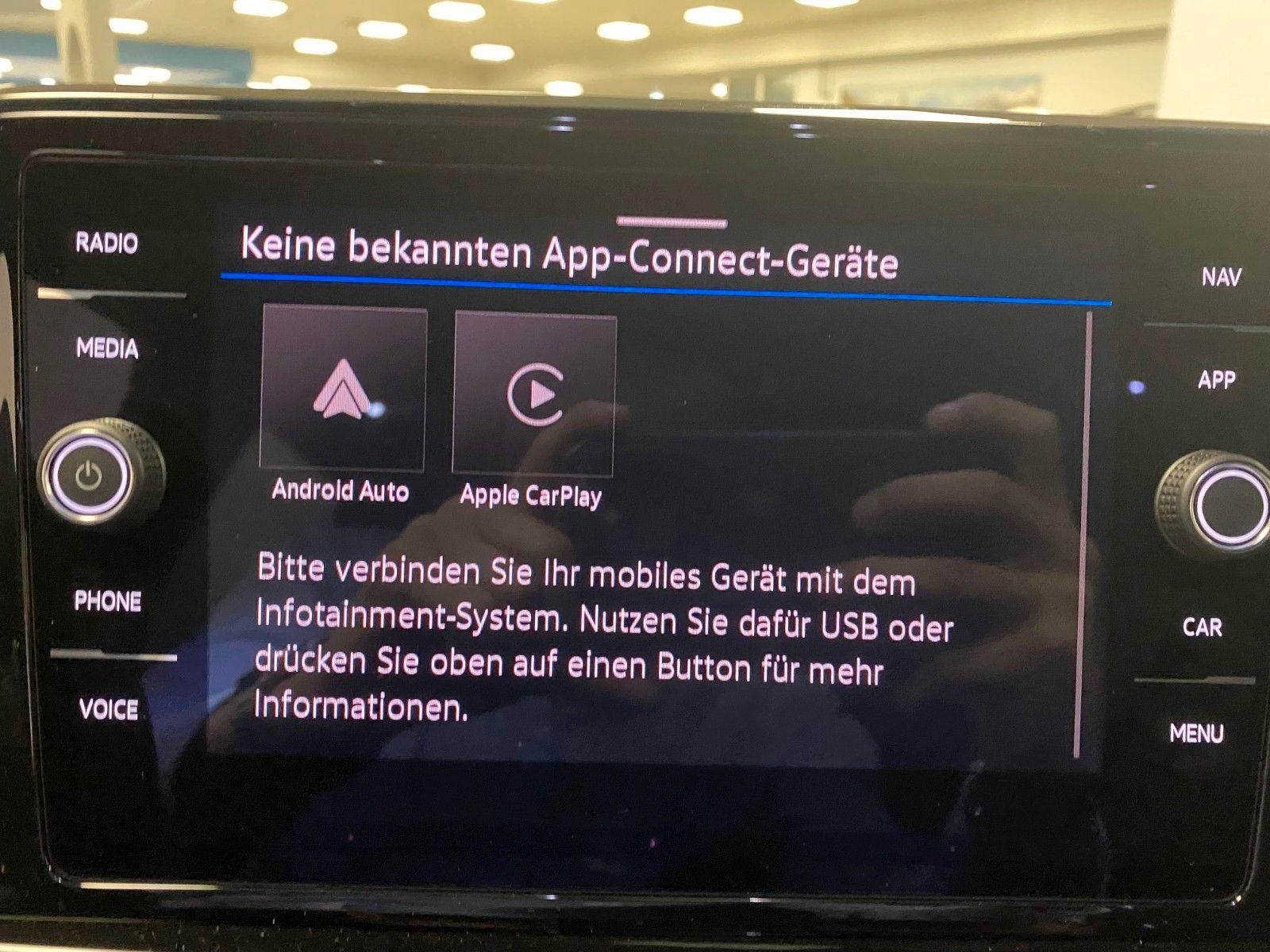Fahrzeugabbildung Volkswagen T-Roc 1.5 TSI DSG+STYLE+PANORAMA+AHK+GARANTIE+BC