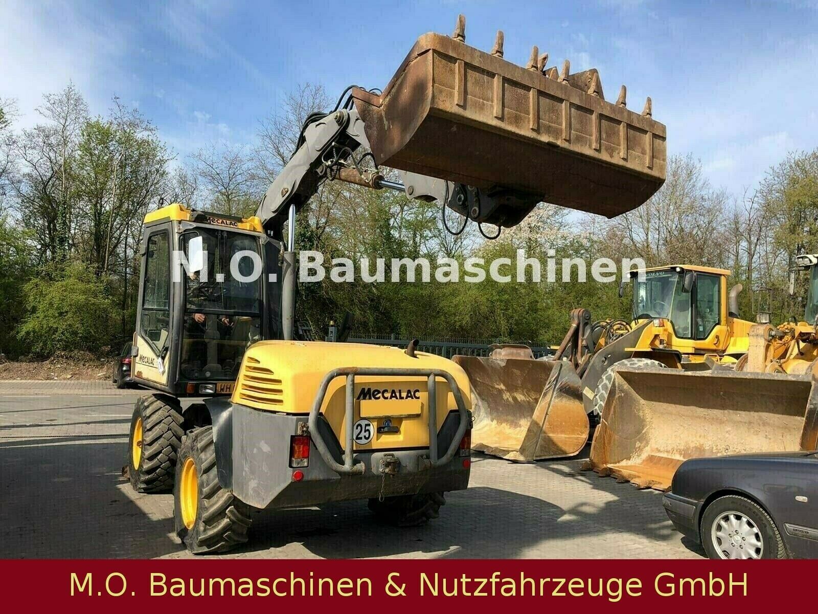 Fahrzeugabbildung MECALAC 12 MXT  / Schaufel / Gabel / 3x Tieflöffel