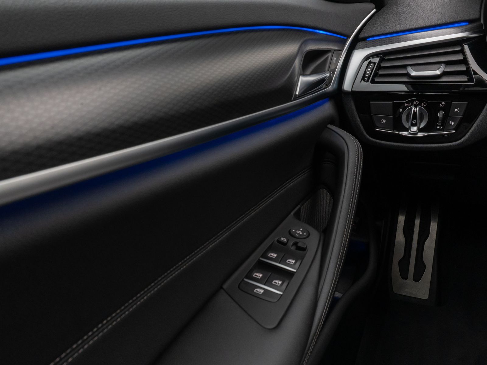 Fahrzeugabbildung BMW 530d xD M Sport Laser HUD DAB H/K ACC AHK Komfor