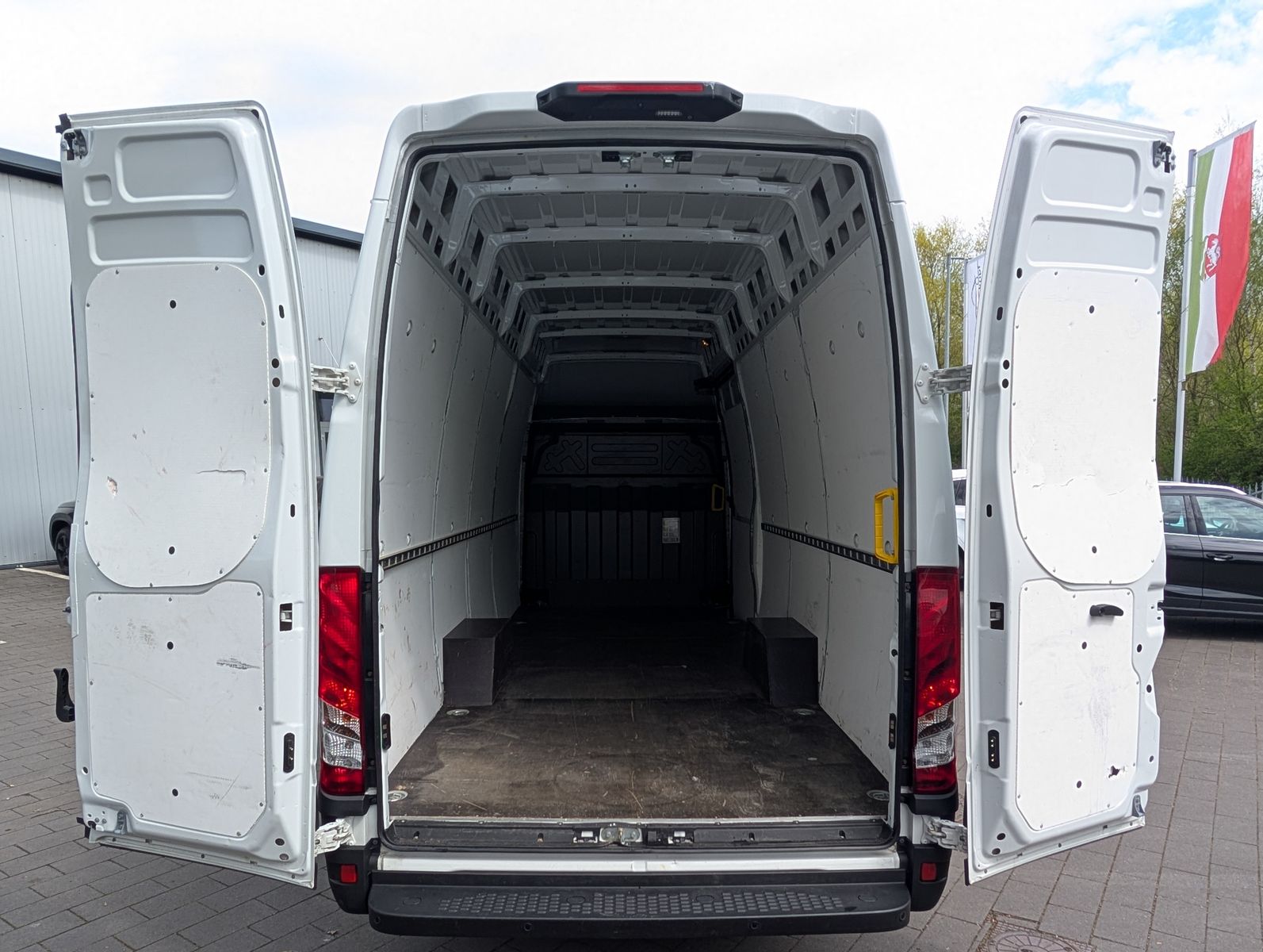 Fahrzeugabbildung Iveco 35S18V 4100L Daily 3.0L HI-Matic Holzboden Kamer