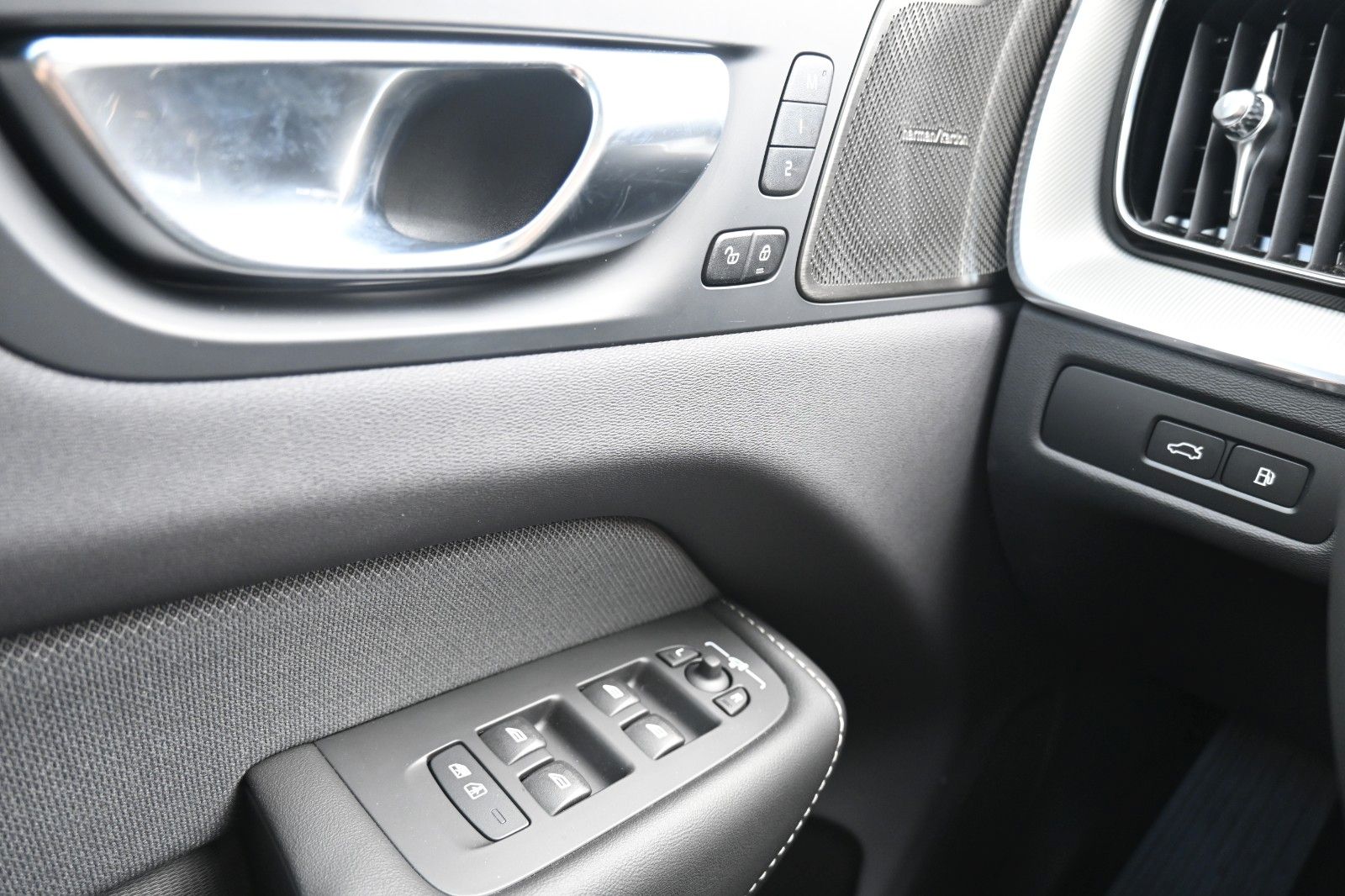 Fahrzeugabbildung Volvo XC60 T6 RC AWD Plus Black Edition*360°*ACC*AHK