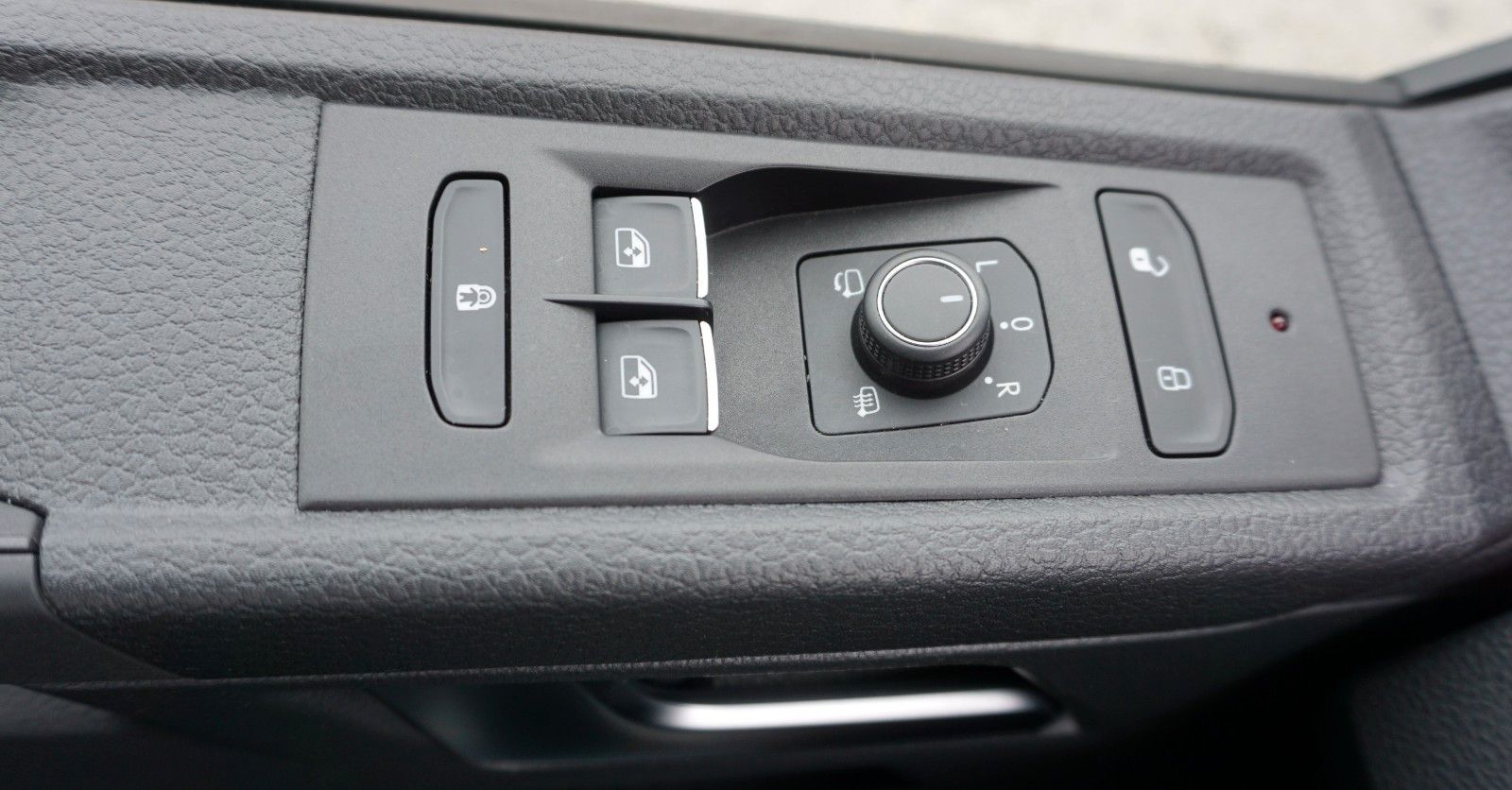 Fahrzeugabbildung Volkswagen T6 Multivan 2.0L TDI DSG Kamera Navi AHK 7 Sitze