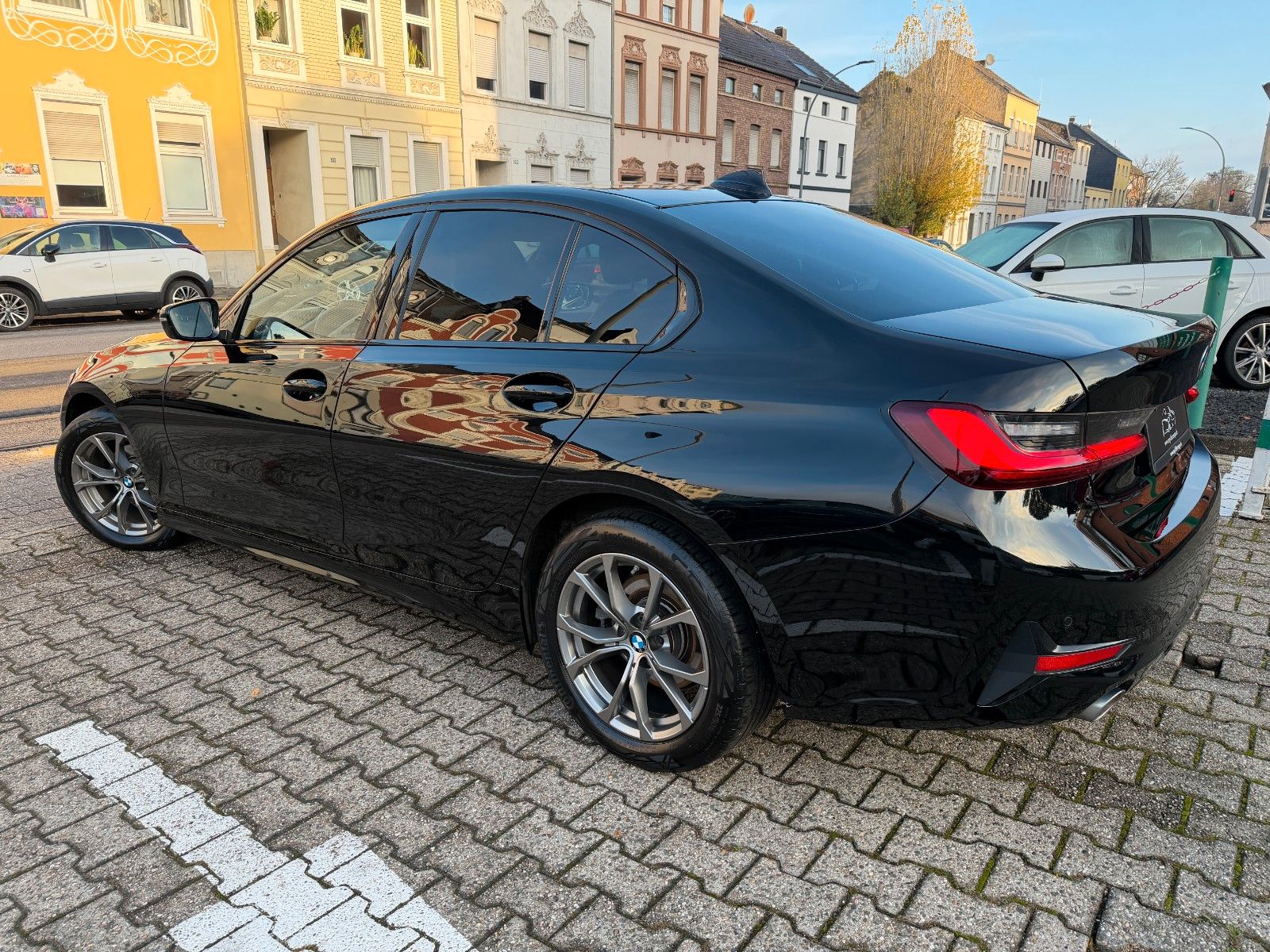 Fahrzeugabbildung BMW 318 d Sport Line NAVI STANDH LEDER LENKRADHEIZ.