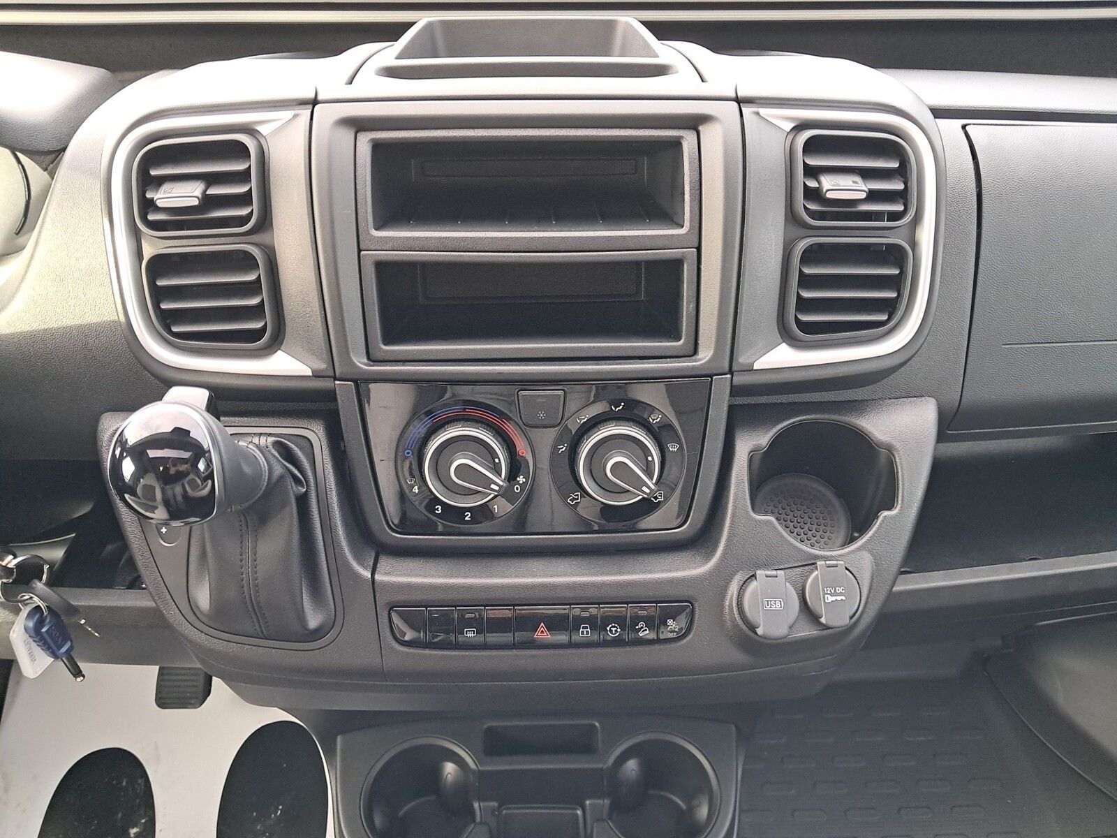 Fahrzeugabbildung Adria Twin 60Y 640 SLB Automatik, Zuziehhilfe