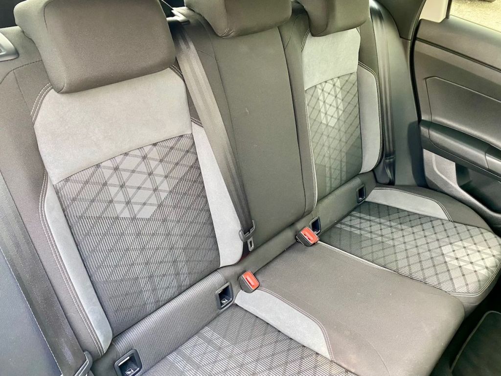 Fahrzeugabbildung Volkswagen Taigo 1.5 DSG R-Line AAC SHZ GJR KAMERA