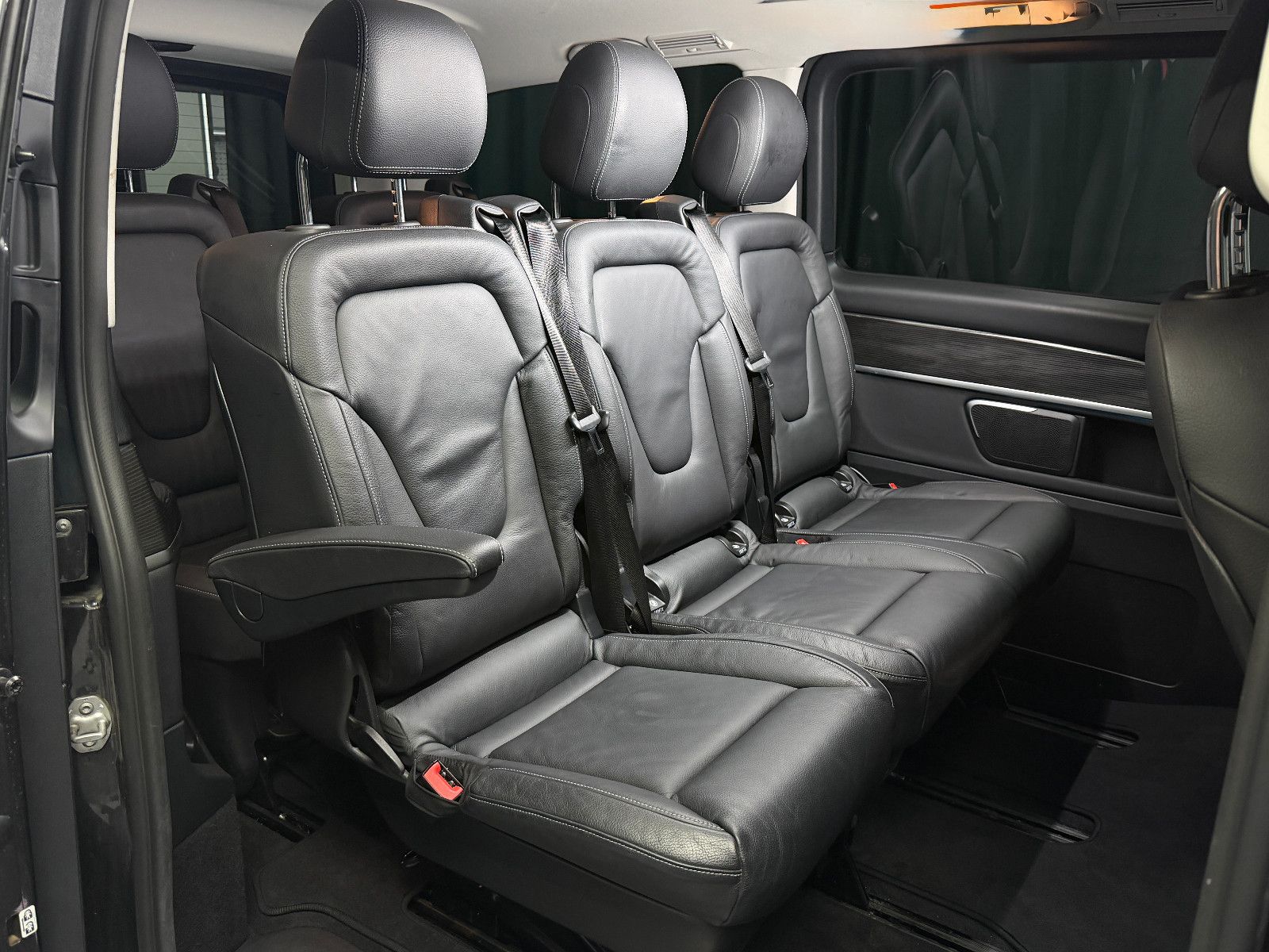 Fahrzeugabbildung Mercedes-Benz V300 d AVANTGARDE EDITION 4MATIC lang|BURMESTER|