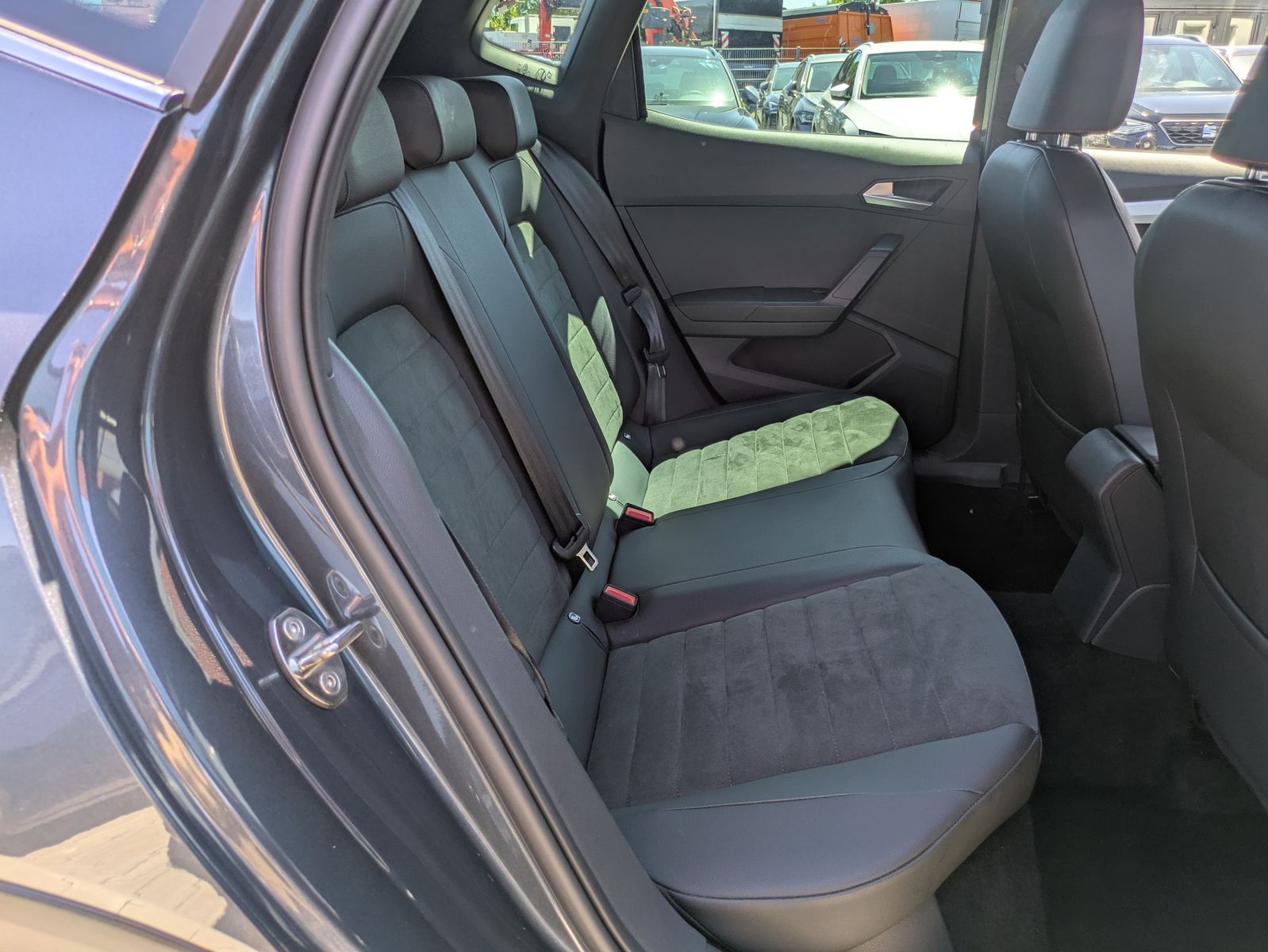 Fahrzeugabbildung SEAT Arona 1.0 TSI FR DSG AHK*ACC*LED*APP*DAB*KAMERA