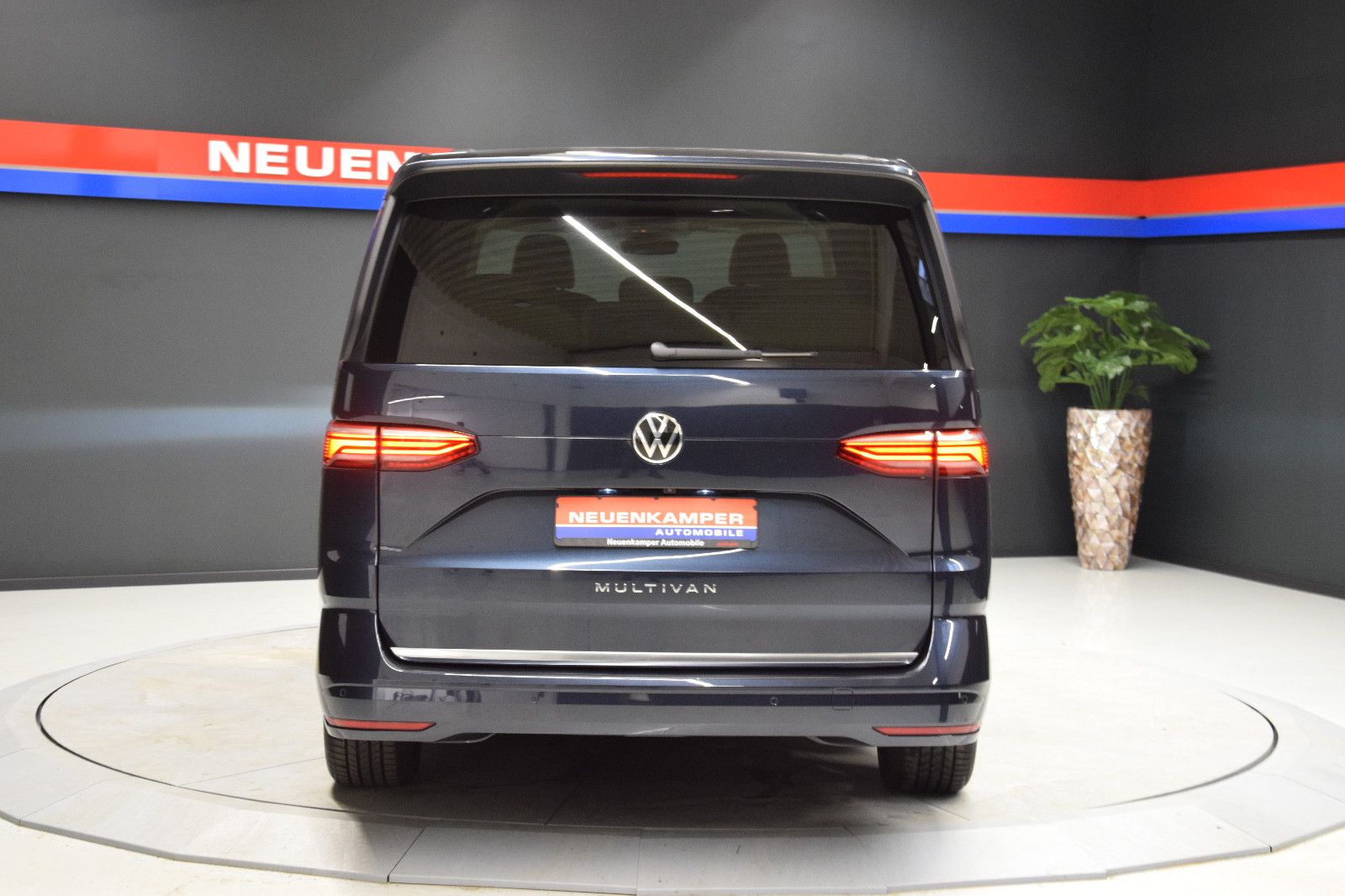 Fahrzeugabbildung Volkswagen T7 Multivan lang HUD ACC HK  Ambi. Matrix 7 Sitz