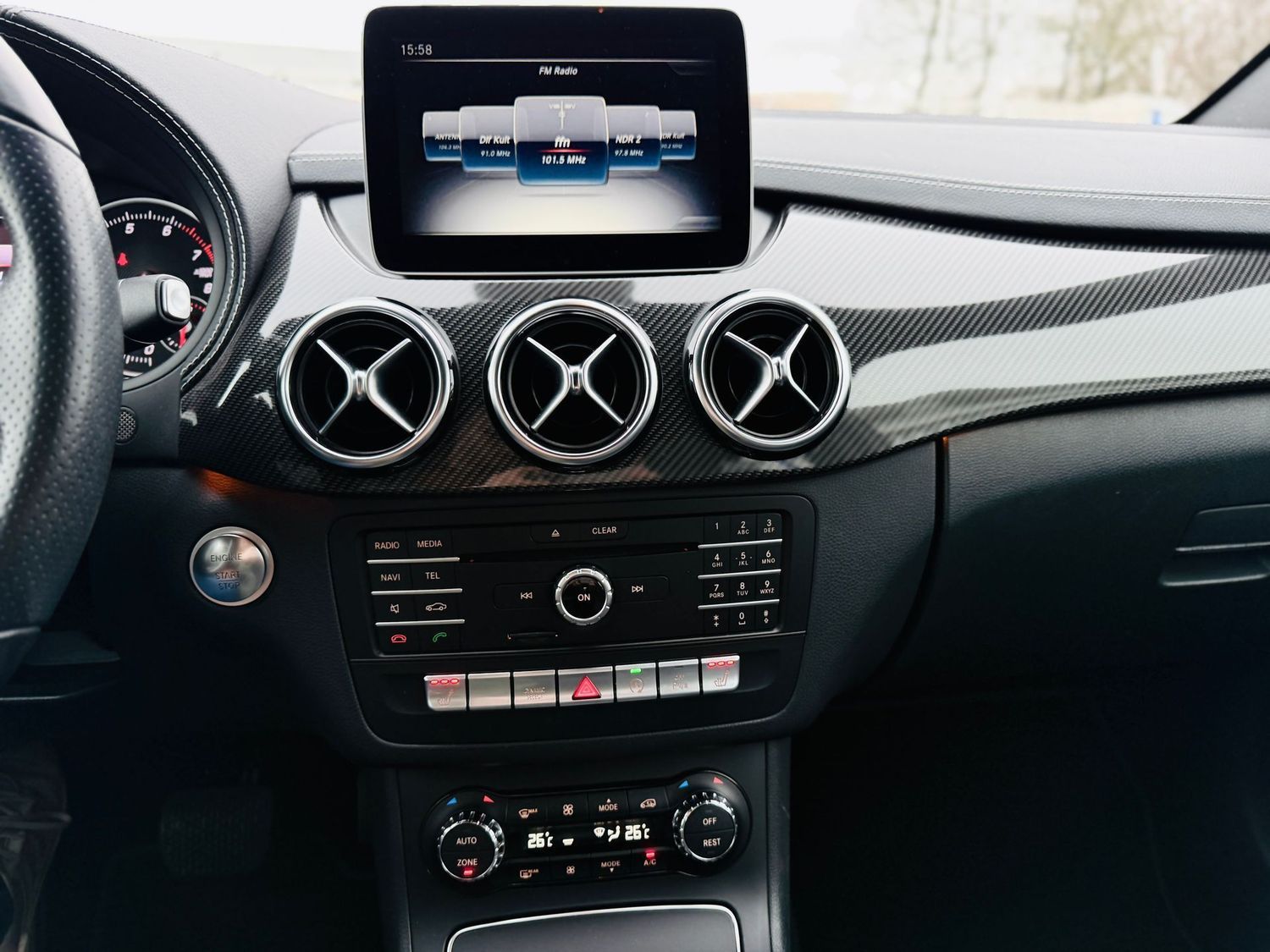 Fahrzeugabbildung Mercedes-Benz B 200 AMG Styling, NIGHTFALL, Autom., AHK, LED,