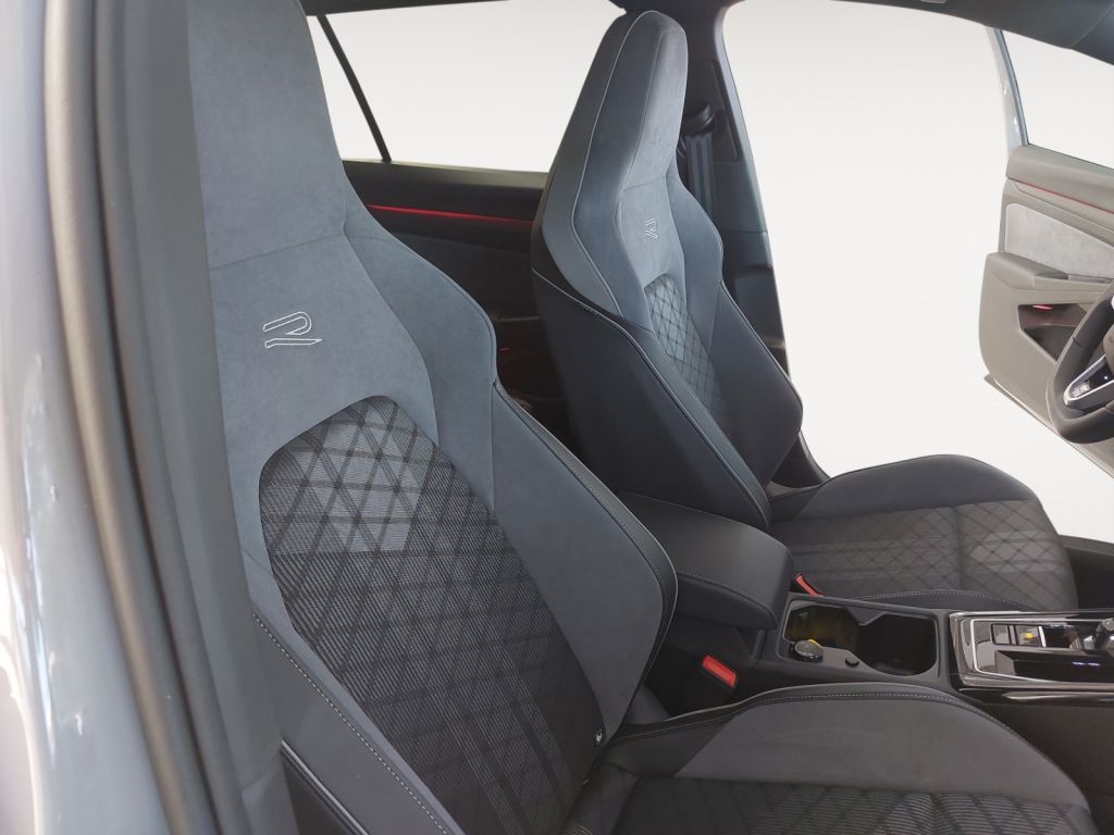 Fahrzeugabbildung Volkswagen Golf Variant 1.5 eTSI DSG R-Line LED-Matrix