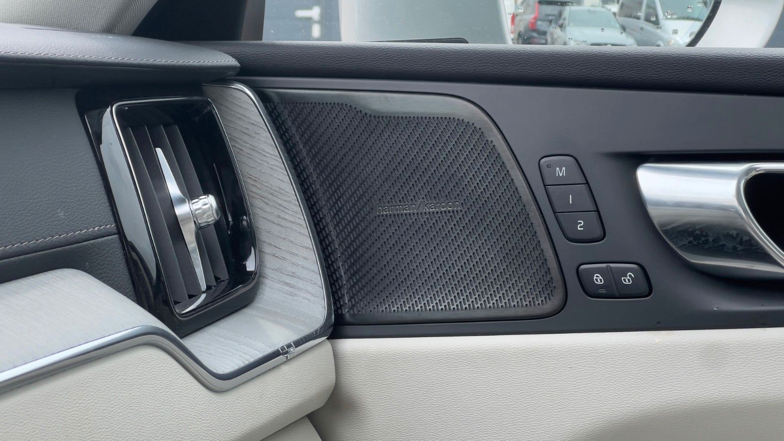 Fahrzeugabbildung Volvo XC60 B5 D Ultimate Bright AWD*AHK*STHZG*Massage*