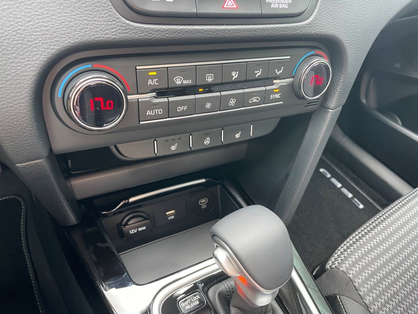 Fahrzeugabbildung Kia Ceed_sw Spirit TotWinkAss Kamera SHZ vo/hi LED