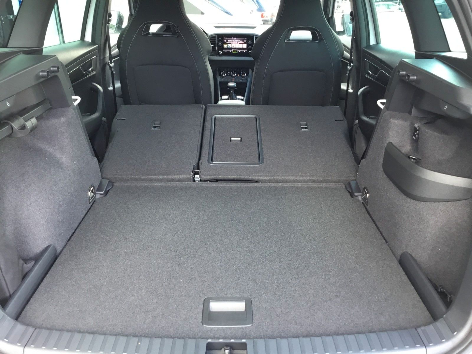 Fahrzeugabbildung SKODA Karoq 2.0l TSI DSG 4x4 Sportline+AHK+Matrix+Pano