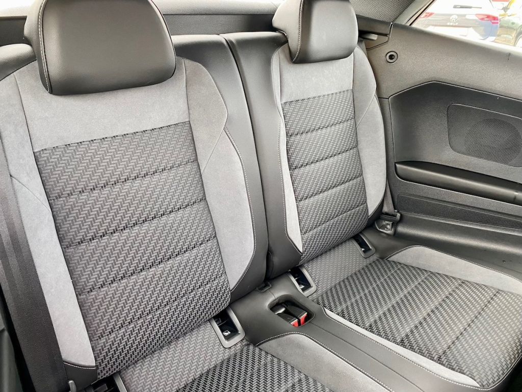 Fahrzeugabbildung Volkswagen T-Roc Cabriolet 1.5 DSG R-Line AAC GJR AHK NAVI