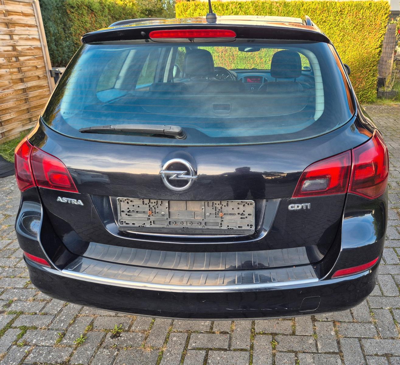 Opel Astra 2011 — photo 6