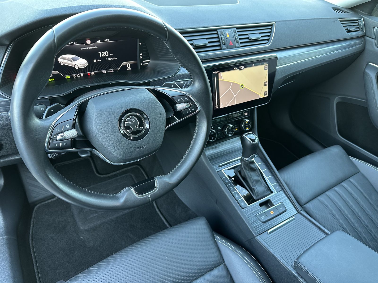 Fahrzeugabbildung SKODA Superb Combi 1.4 TSI DSG Style iV NAV+LED+AHK+PP