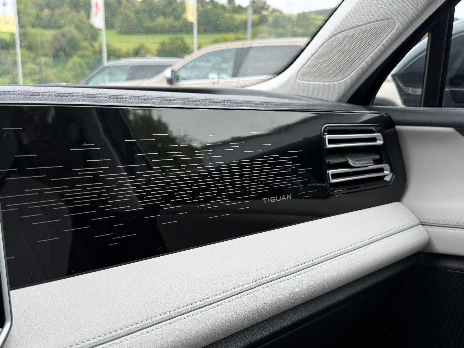Fahrzeugabbildung Volkswagen Tiguan Elegance AHK ACC HUD LED-Matrix Massage