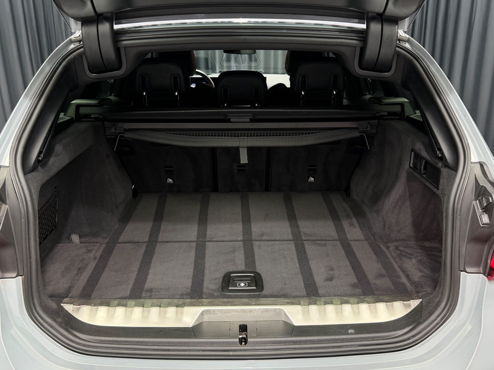 Fahrzeugabbildung BMW 330e Touring M Sport|HEAD-UP|NAVI|HIFI|WIDESCREE