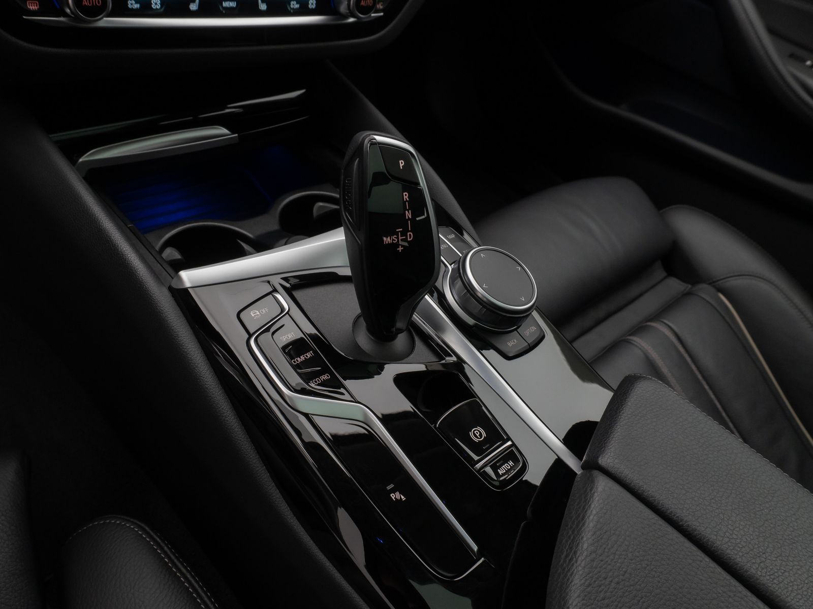 Fahrzeugabbildung BMW 530d Panorama Laser Kamera HUD DAB HiFi Komfort