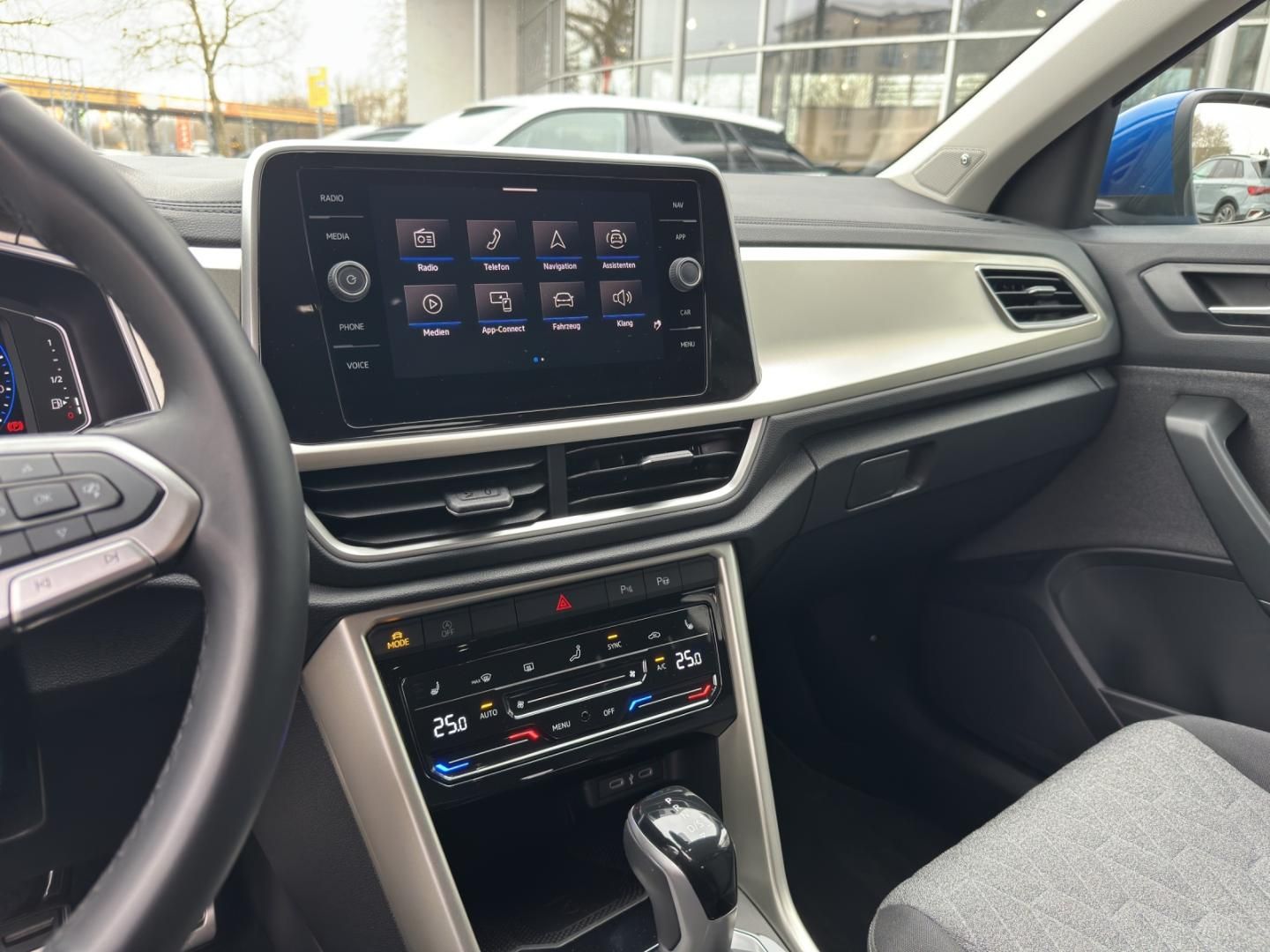 Fahrzeugabbildung Volkswagen T-ROC MOVE MOVE 1.5l TSI,DSG,AHK,RFK,Navi,LED,AC