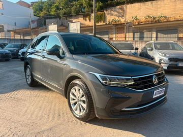 Volkswagen Tiguan - 1