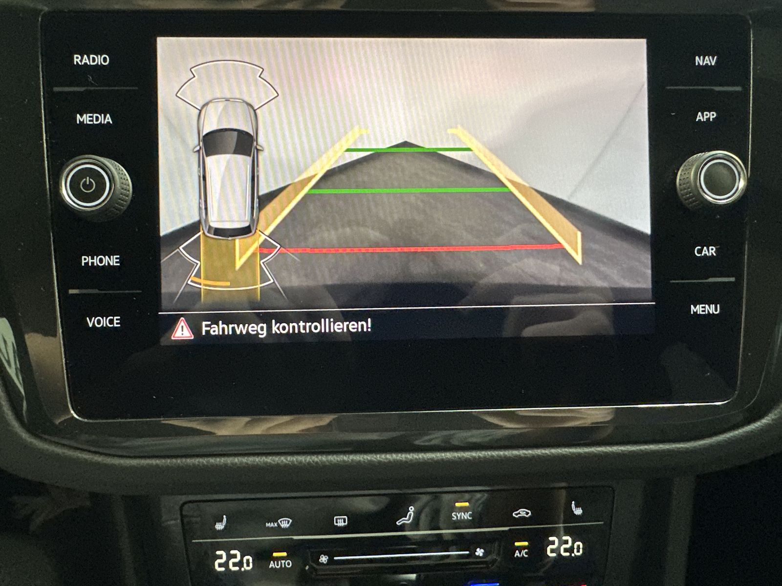 Fahrzeugabbildung Volkswagen Tiguan 1.5 TSI DSG R-Line NAV+LED+AHK+20ZOLL+KAM