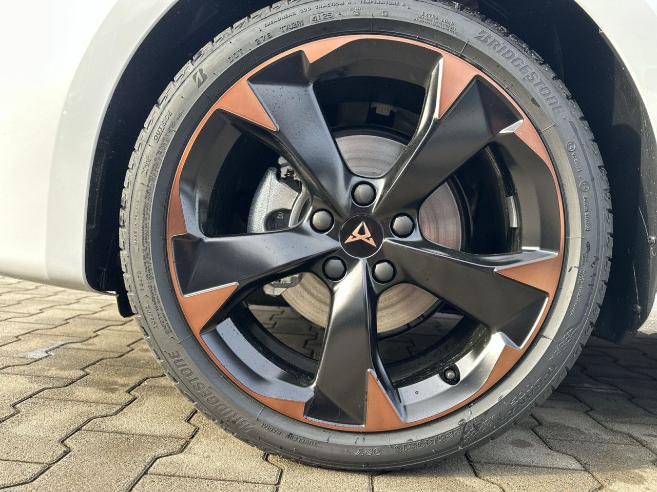 Fahrzeugabbildung CUPRA Leon Sportstourer 1.5 TSI 110 kW (150 PS) 6-Gang - mit KI generiert/bearbeitet