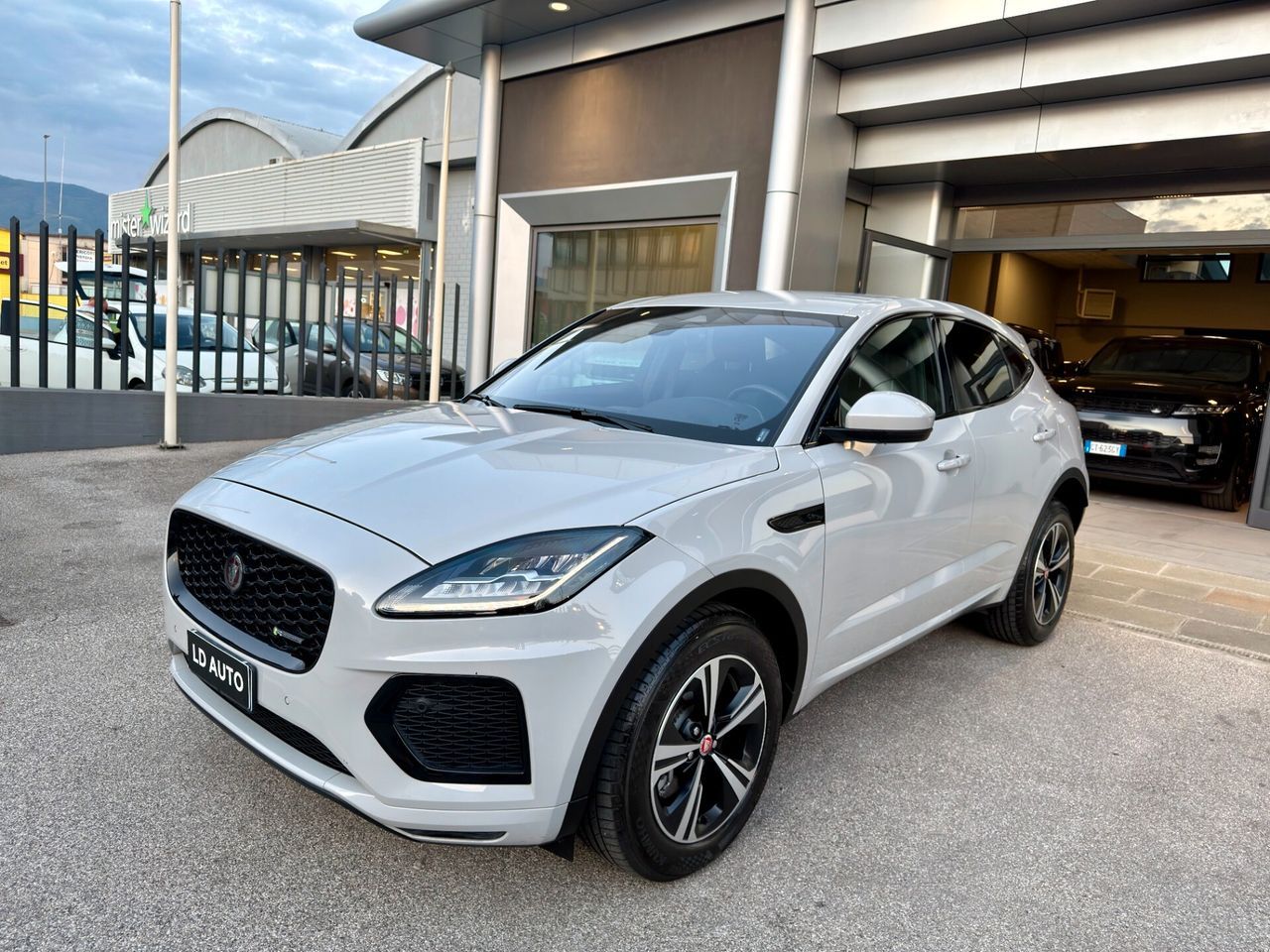 Jaguar E-Pace 1.5 I3 160 CV Auto R-Dynamic S imagem 3