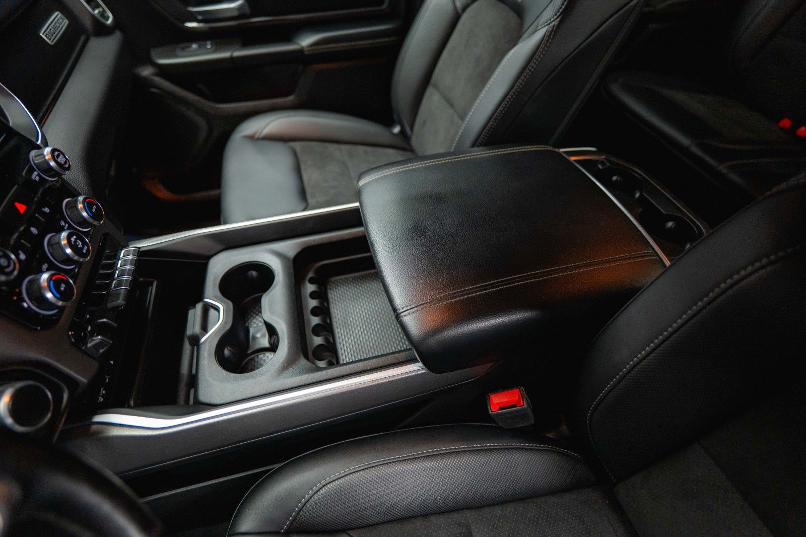 Fahrzeugabbildung Dodge RAM 5.7 V8 HEMI 4x4 OFFROAD Night-Paket *LED*