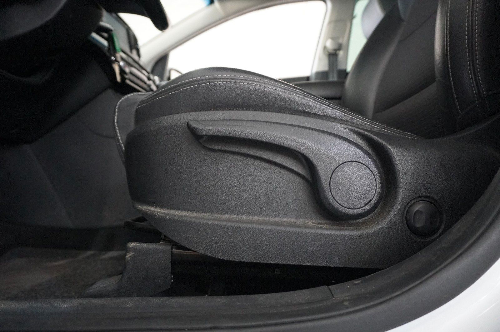 Fahrzeugabbildung Kia Sportage 1.6 CRDI 2WD DCT NAVI/LED/KAMERA/SH/AHK