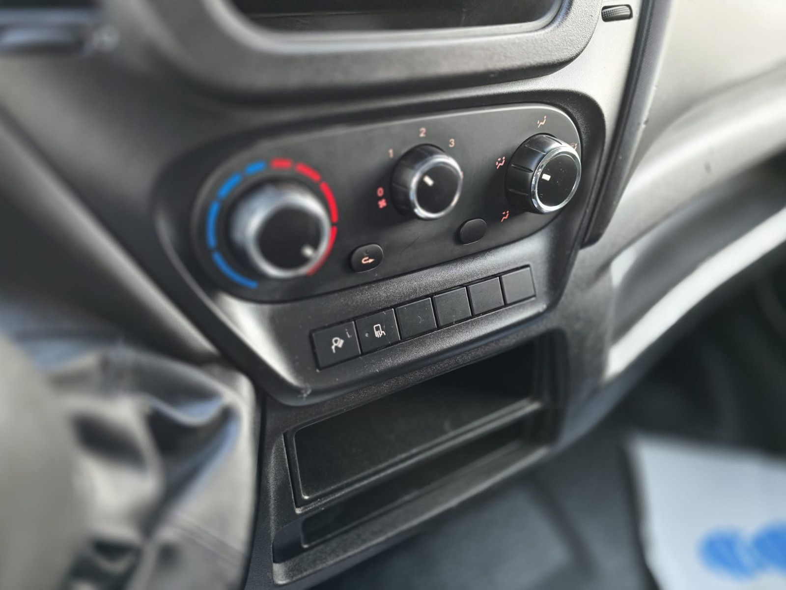 Fahrzeugabbildung Iveco Daily Kasten L3H2/Radstand 3520/AHK 3,5t/TÜV-NEU