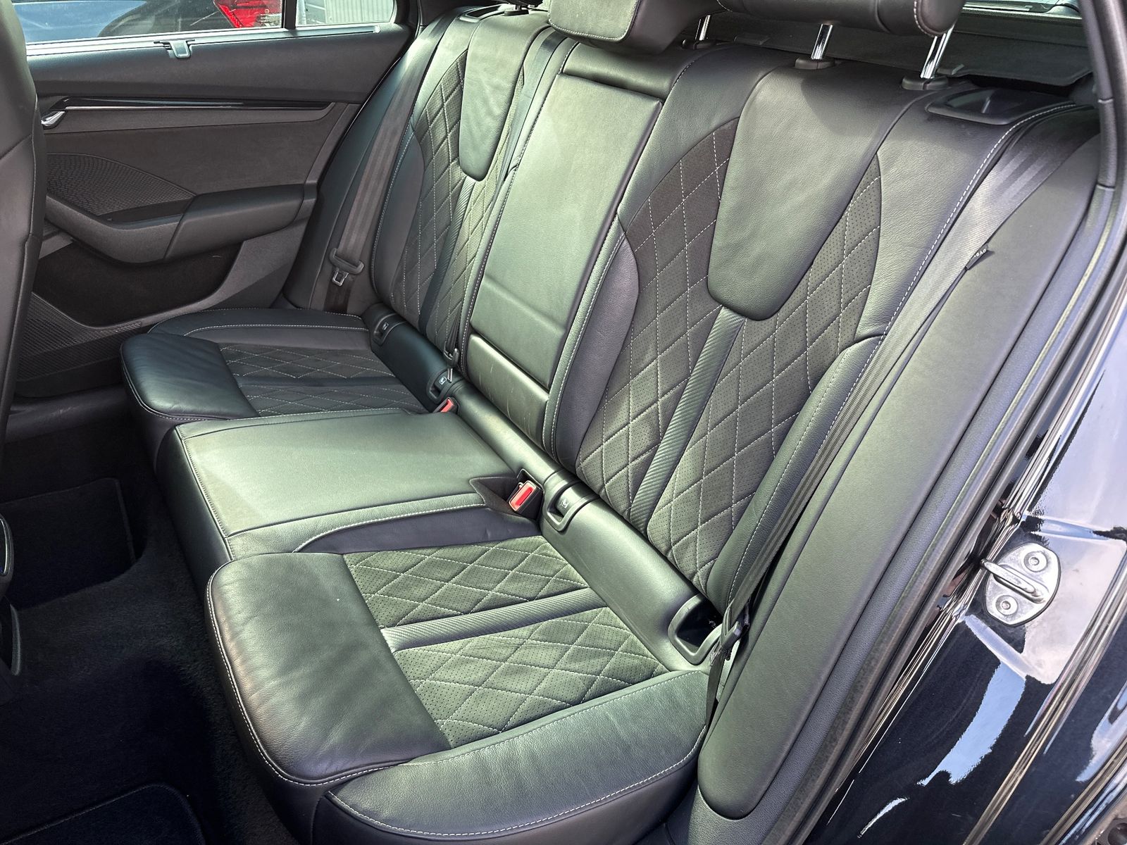 Fahrzeugabbildung SKODA Octavia Combi 2.0 TDI RS 4x4 NAV+LED+PANO+KAMERA