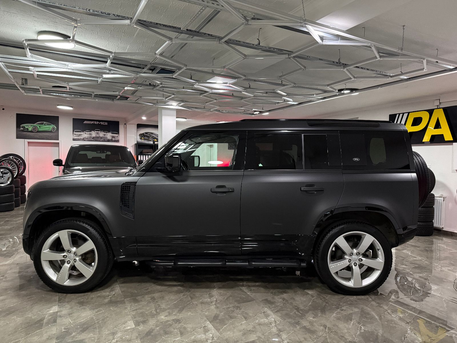 Land Rover Defender 110 D250 SE 1.Hand BlackP. ACC 360° AHK foto 2
