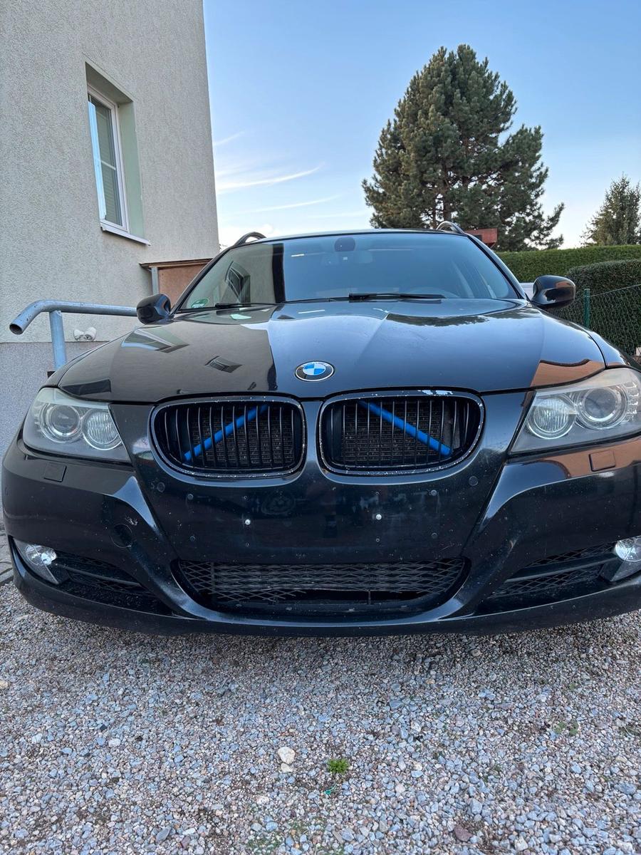 BMW 330 2009 — rear view