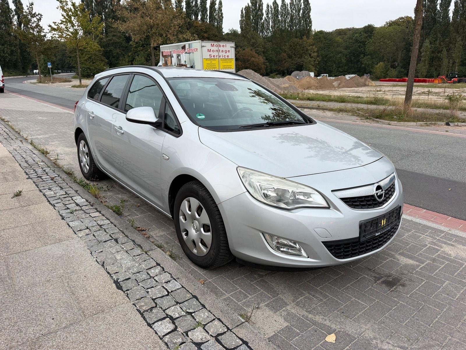 Opel Astra 2011 — rear view