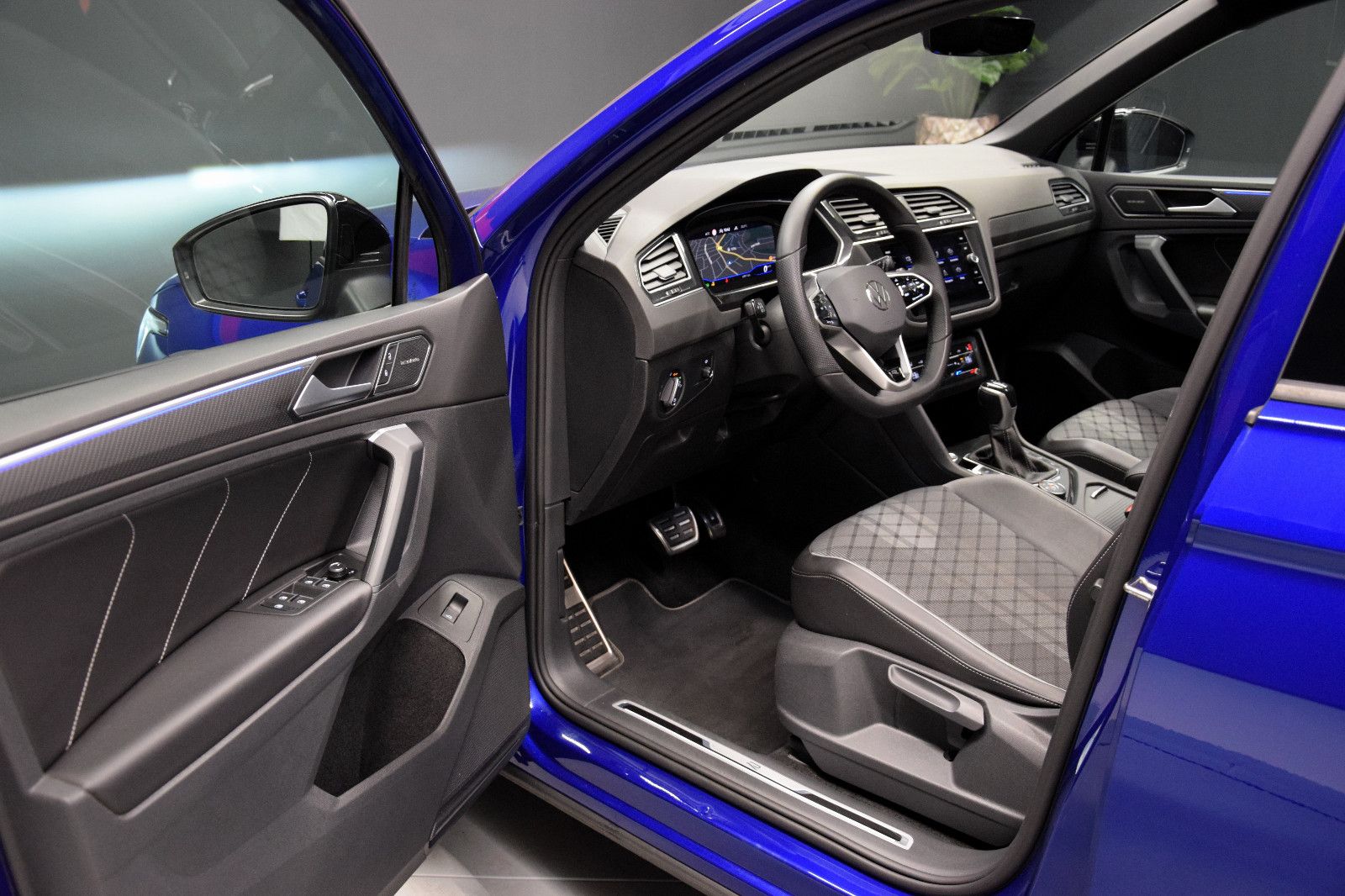 Fahrzeugabbildung Volkswagen Tiguan R-Line 4Motion Pano ACC LED HuD h/k AHK