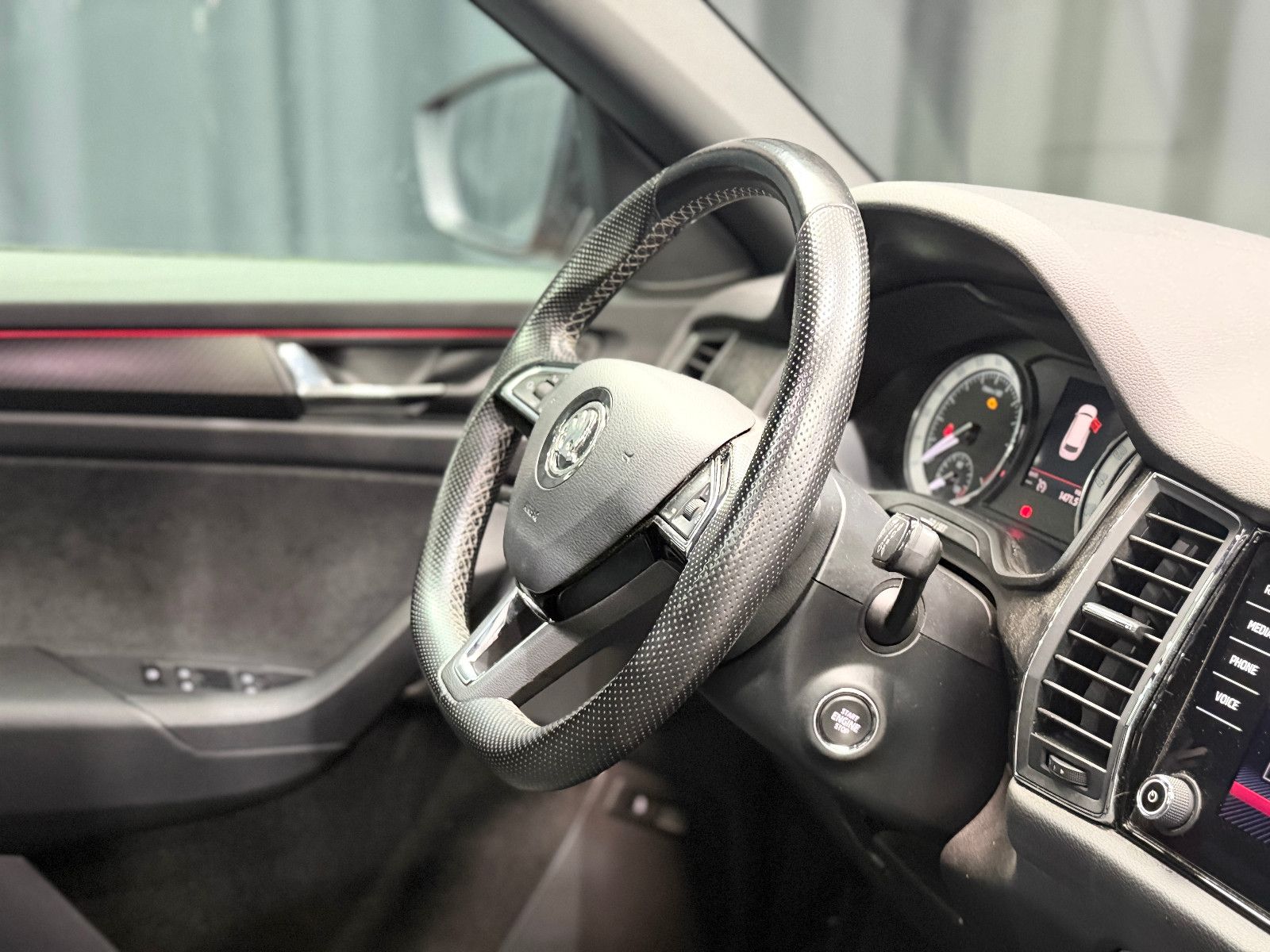 Fahrzeugabbildung SKODA Kodiaq Ambition 4x4|7-SITZER|CANTON|PANO|AHK