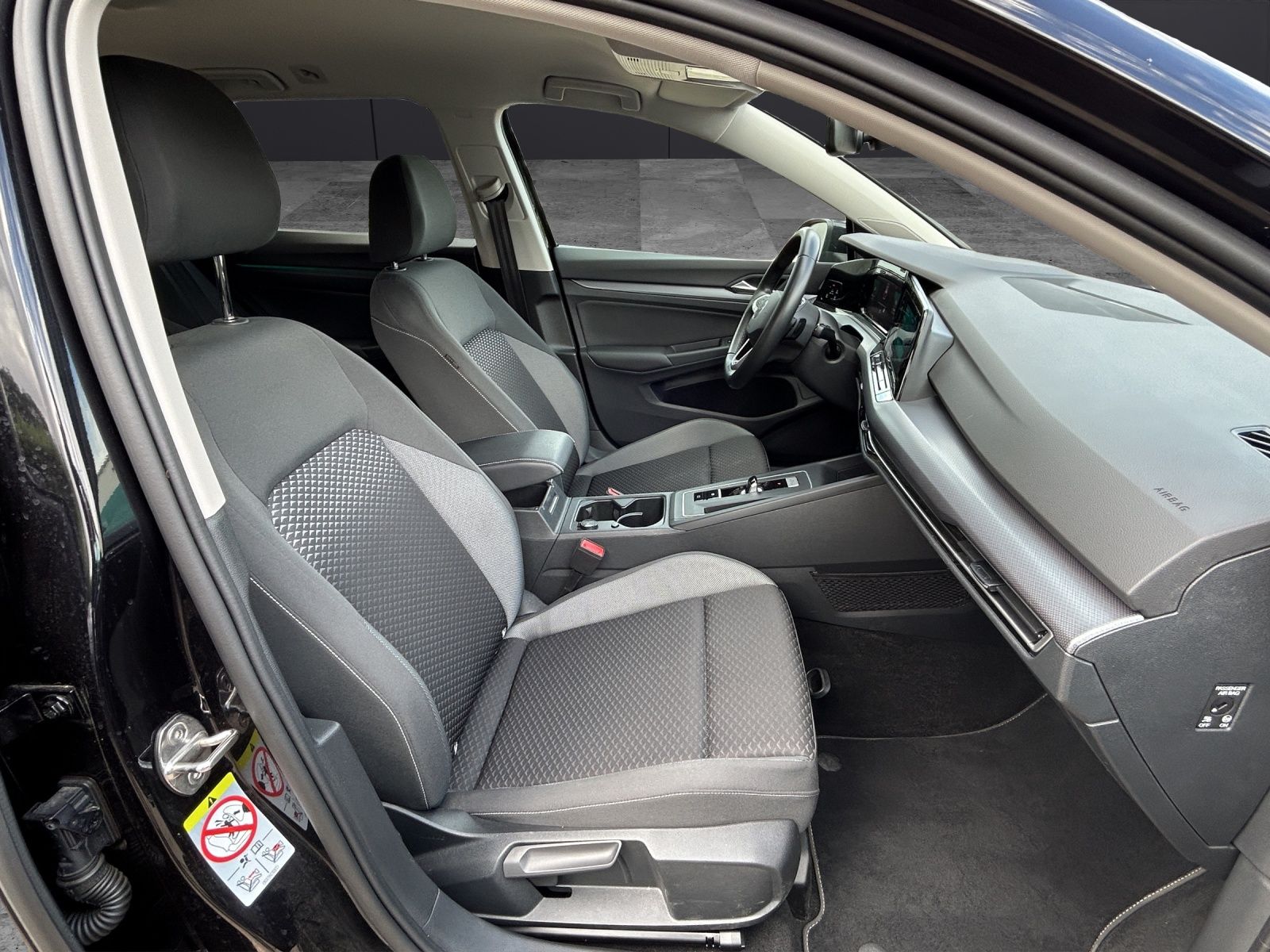 Fahrzeugabbildung Volkswagen Golf VIII Variant Active eTSI LED RFK Navi ACC S