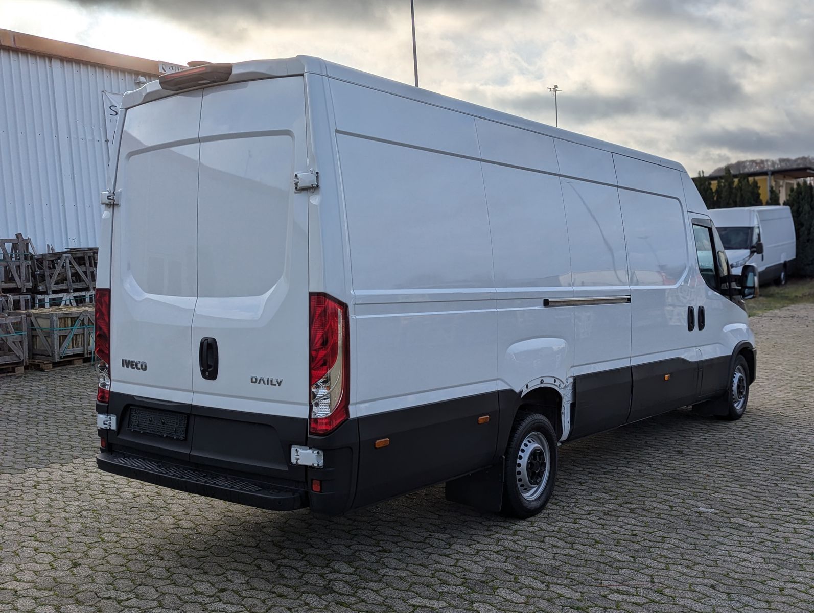 Fahrzeugabbildung Iveco Daily 35S18V4100L 3.0L Dach/Holzboden Kamera Kli