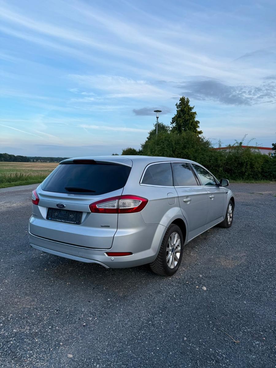 Ford Mondeo 2013 — rear view