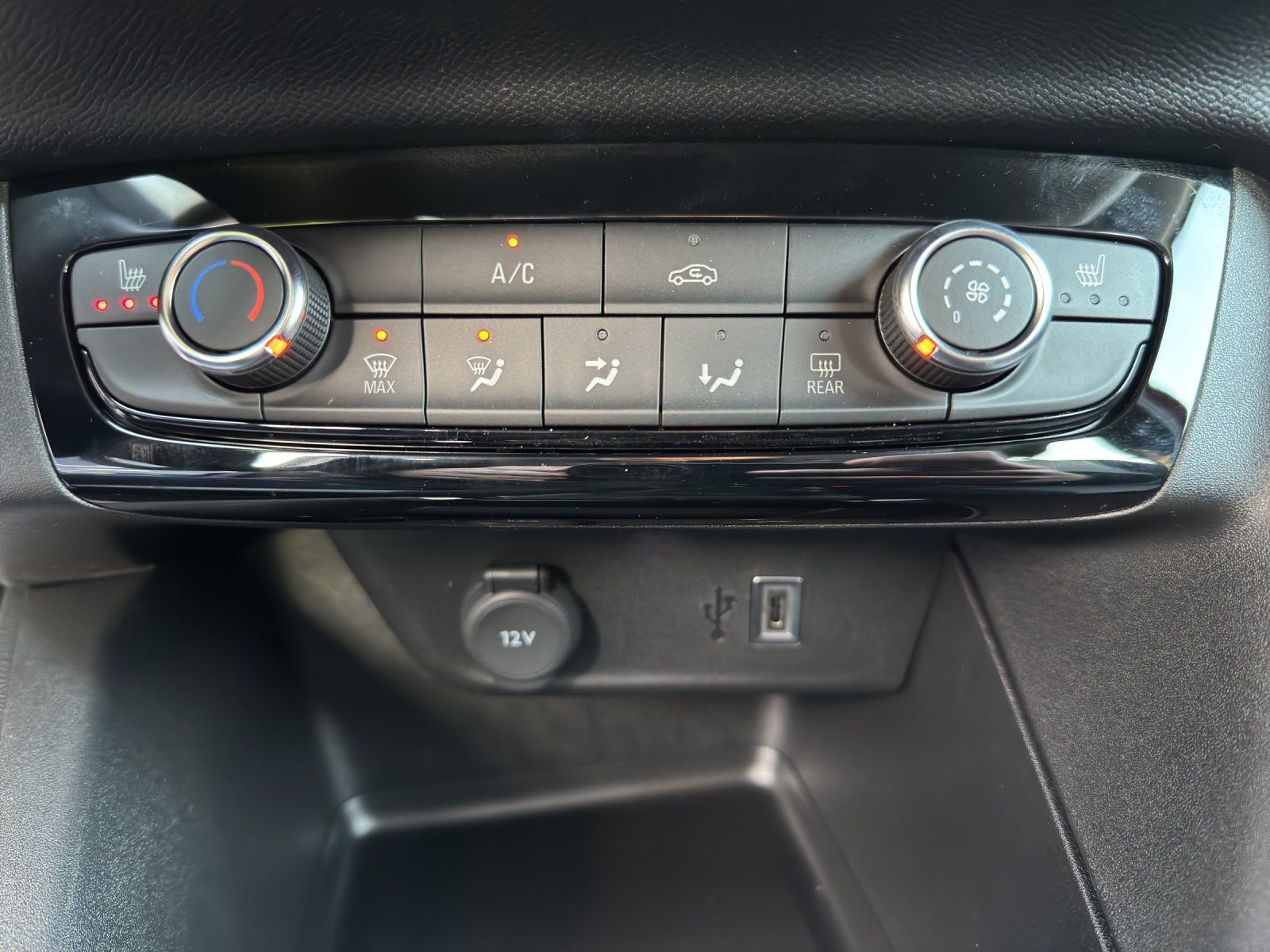 Fahrzeugabbildung Opel Corsa Edition 1,2 SHZ/KLIMA/LENKRADHEIZUNG/CARPL