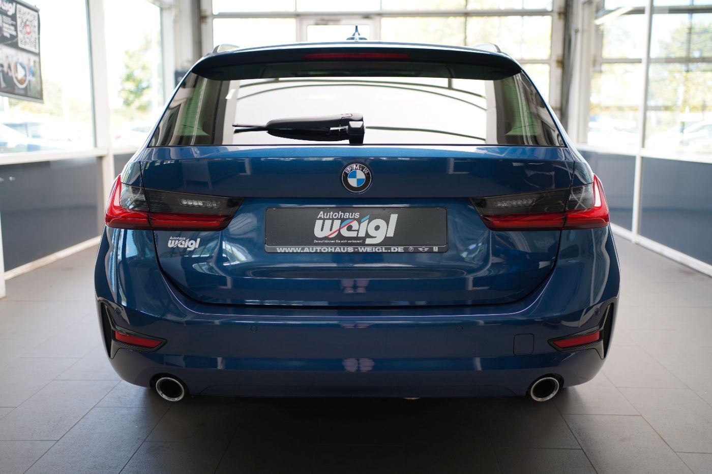 Fahrzeugabbildung BMW 330i Advantage +AHK+Glasdach+Head Up+Laserlicht+