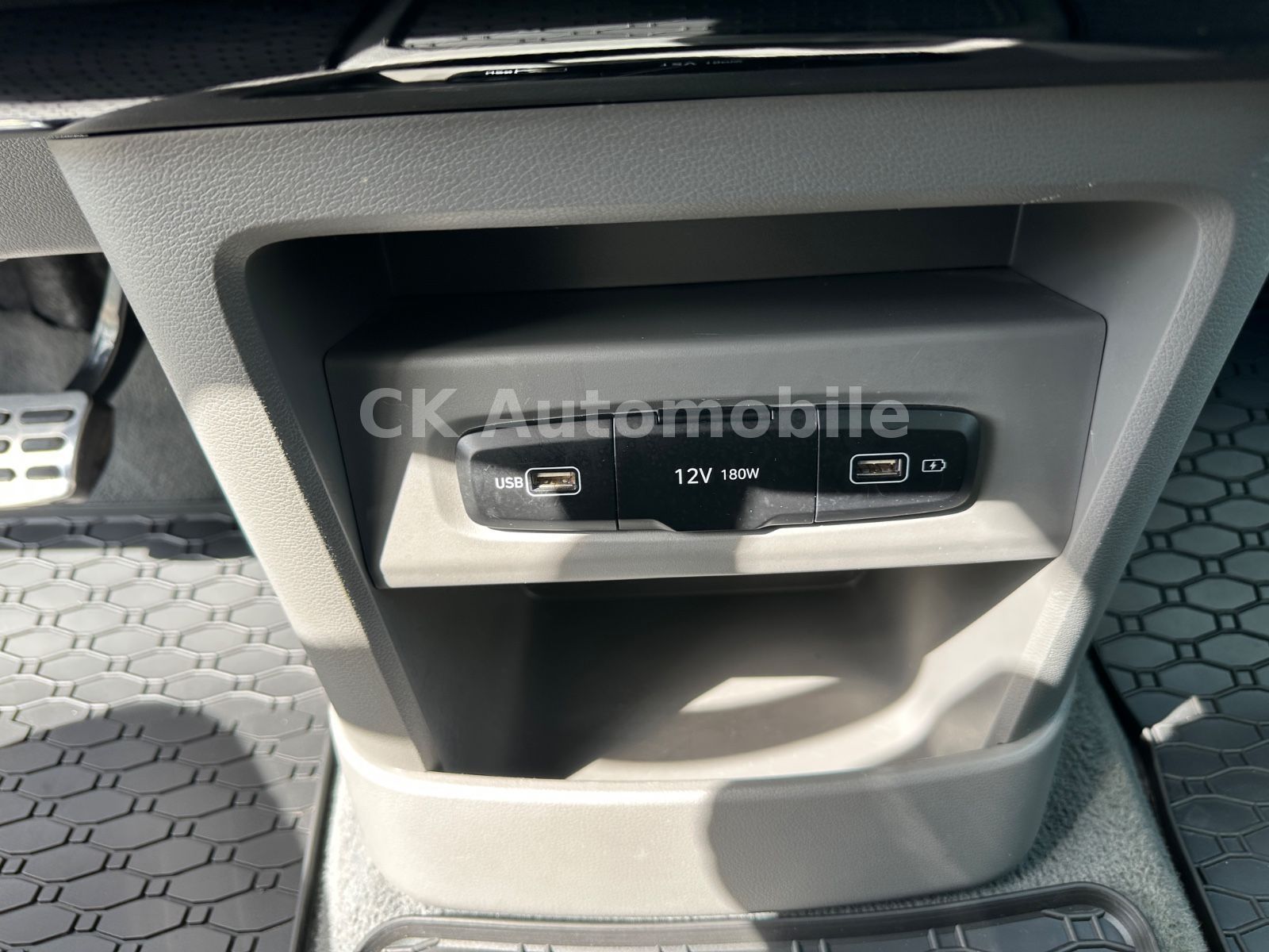 Fahrzeugabbildung Hyundai Staria Premium Signature 4WD/7Sitze/Navi/ACC/AHK