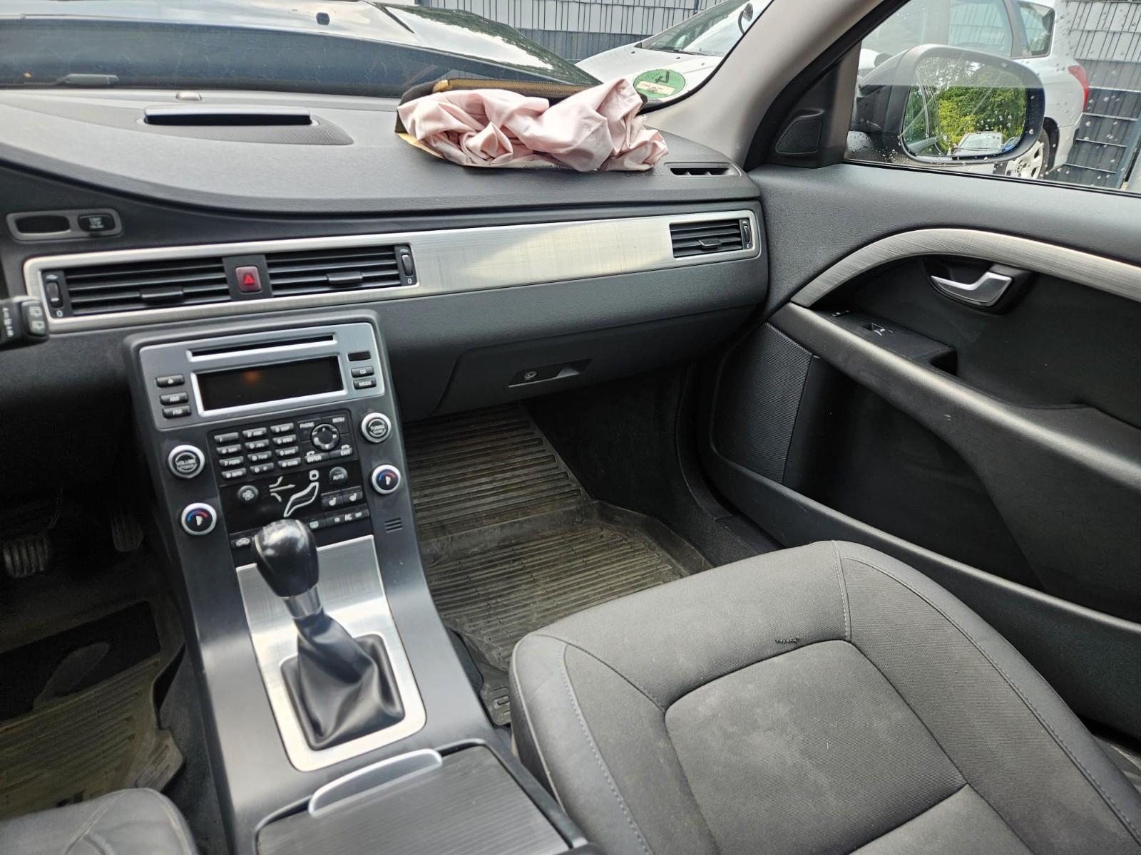 Volvo V70 2010 — photo 11